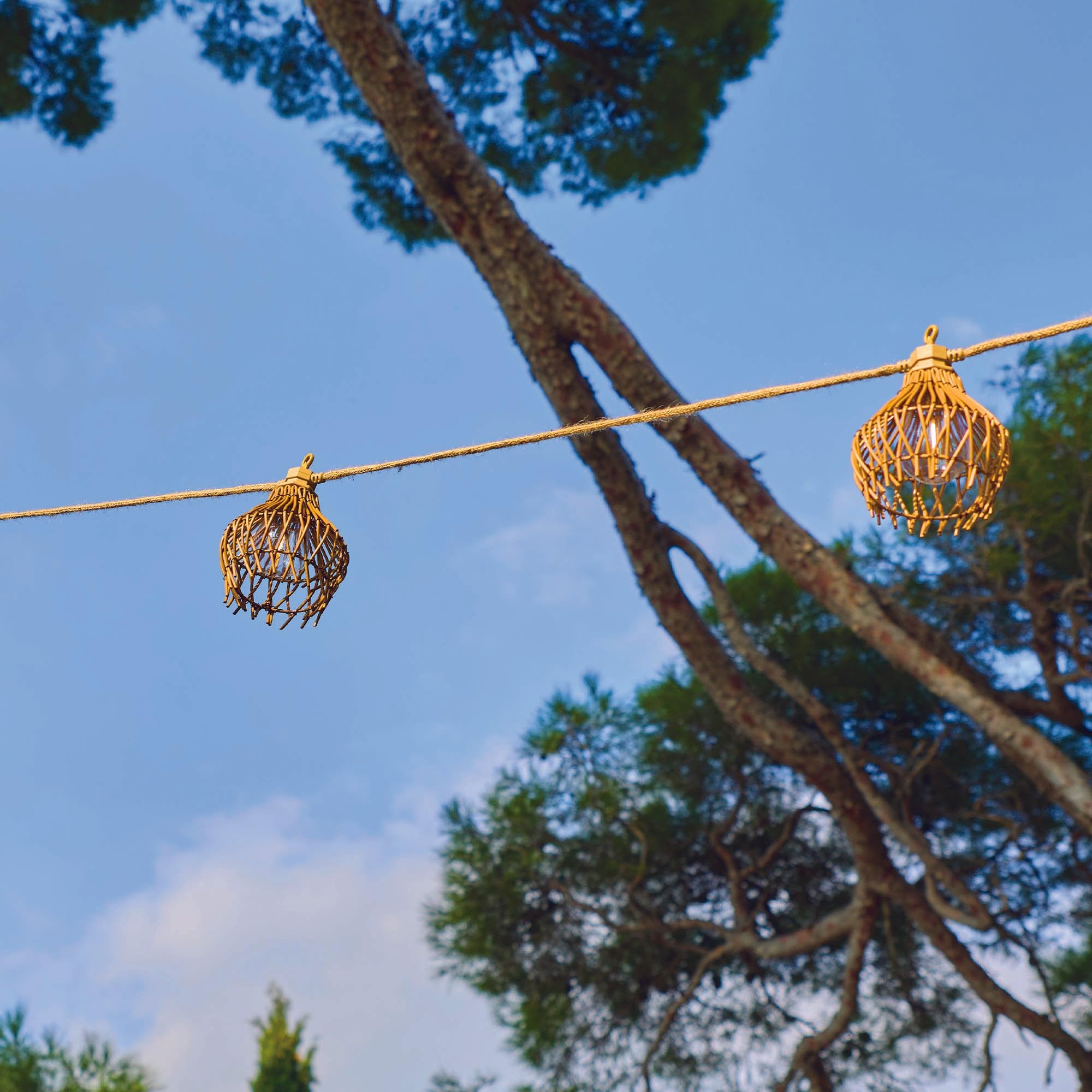 Ghirlanda luminosa esterna collegabile 10 paralumi naturali in rattan ROTILIA LIGHT HYBRID bianco caldo 8 m solare e su settore