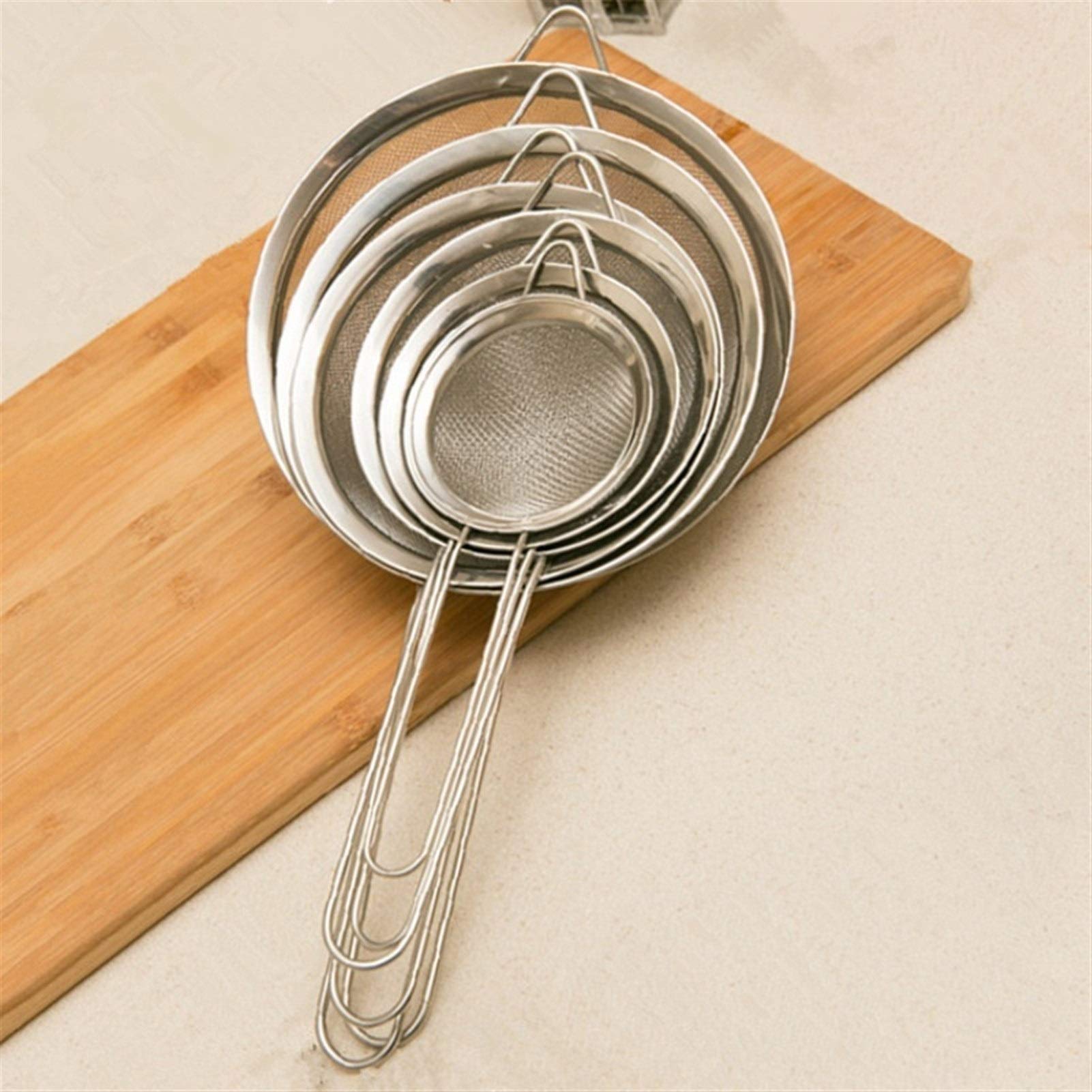 Roestvrij Staal Fine Maesh Strainer Colander Flour Sieve With Handle Op Een Donkere Ondergrond Met Meel Keukengerei Image166309759
