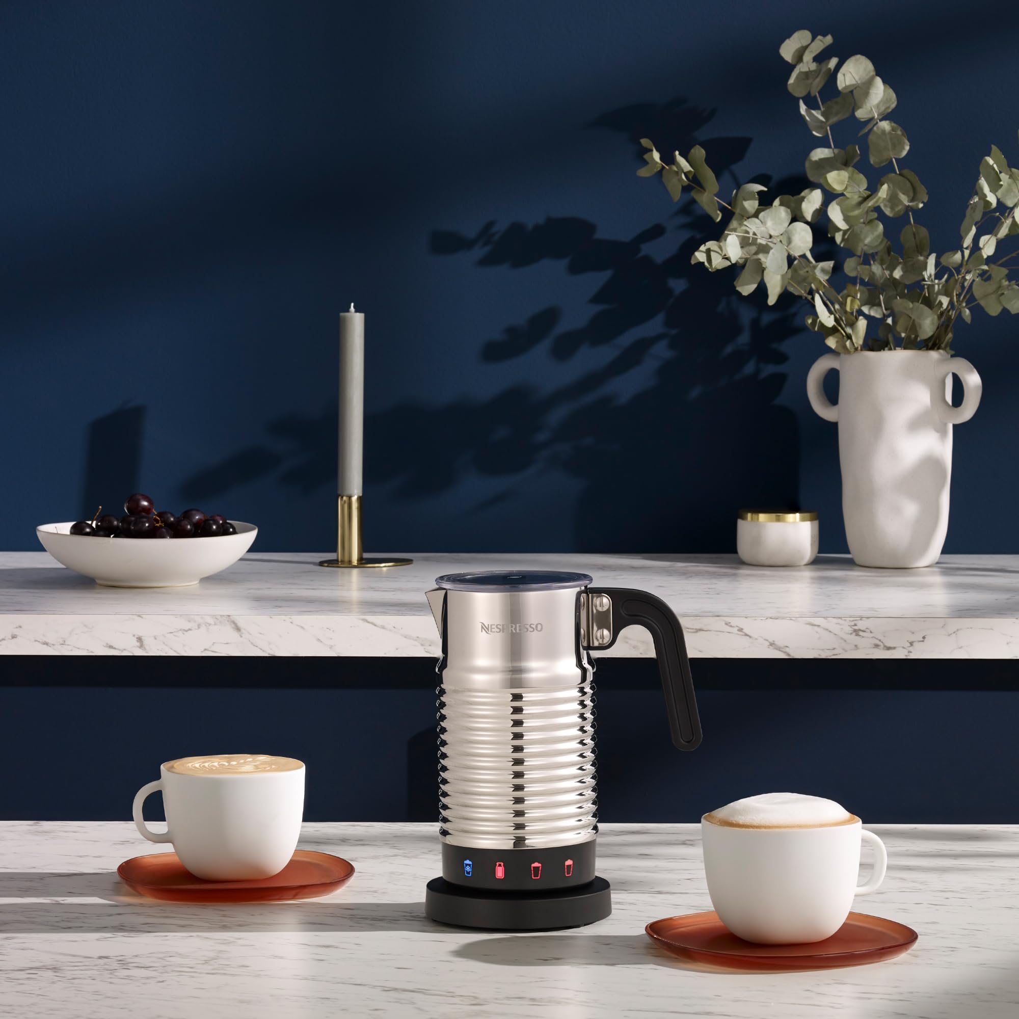 NESPRESSO Aeroccino 4 elektrischer Milchaufschäumer silber | Aufschäumer aus Edelstahl für 120ml cremigen Milchschaum heiß oder kalt & 240ml heiße Milch, spülmaschinenfest