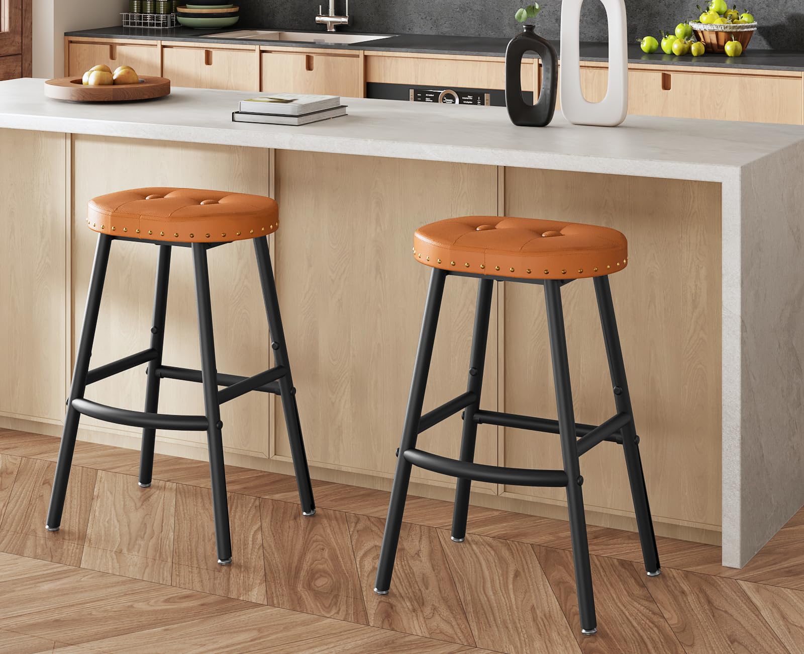 HOOBRO Taburetes de Bar Altos de 62 cm, Asiento Acolchado en PU, Sillas de Cocina, Estilo Moderno, para Isla de Cocina, Bar, Comedor, Marrón y Negro ECB28BYP201