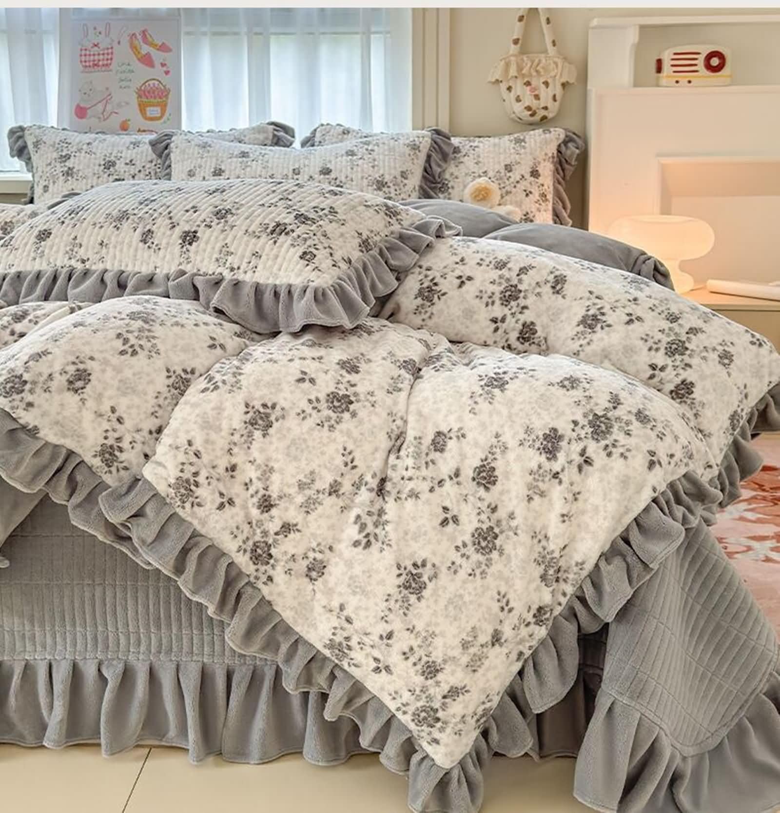 4-częściowy zestaw pościeli, poszwa na kołdrę 200 x 230 cm, prześcieradło 230 x 250 cm, 2 poszewki na poduszki, kwiaty i wzory gałązek z koronką, miękki aksamit, szary