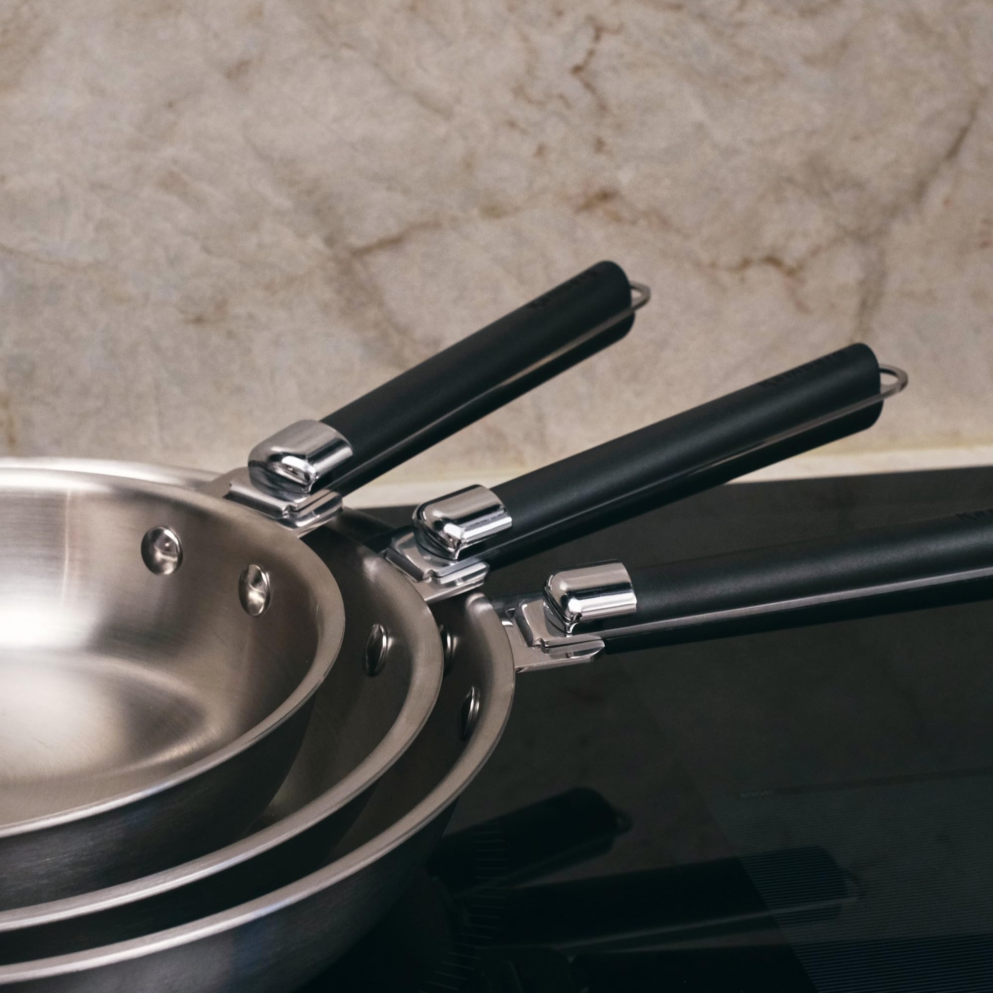 Kamberg - Cofanetto 3 padelle 20/24/28 cm - 3 maniche rimovibili - Acciaio inossidabile 18/10 Triply - Tutti i piani cottura inclusi induzione e forno, grigio