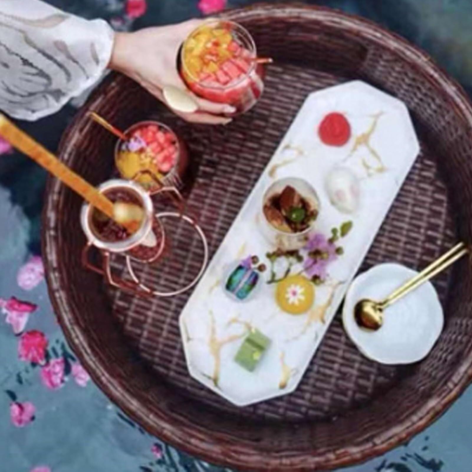 Floating Tray for Pool, Rattan Woven Round Tray for Serving, Rattan Floating Tray for Breakfast with Handles, Bathroom and Parties | Floating Tray (White, 23.6*H7.8in)