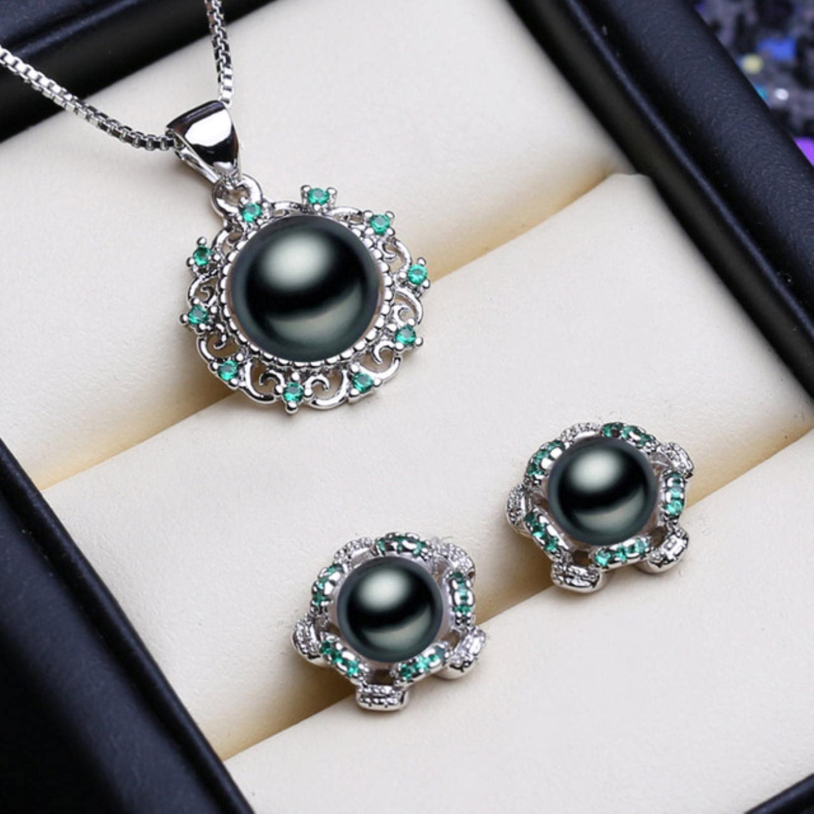 LOKILOKI Set di Gioielli di Fidanzamento di Nozze in Argento Sterling 925 Collane con Ciondolo di Perle Naturali per Orecchini da Donna con Smeraldo