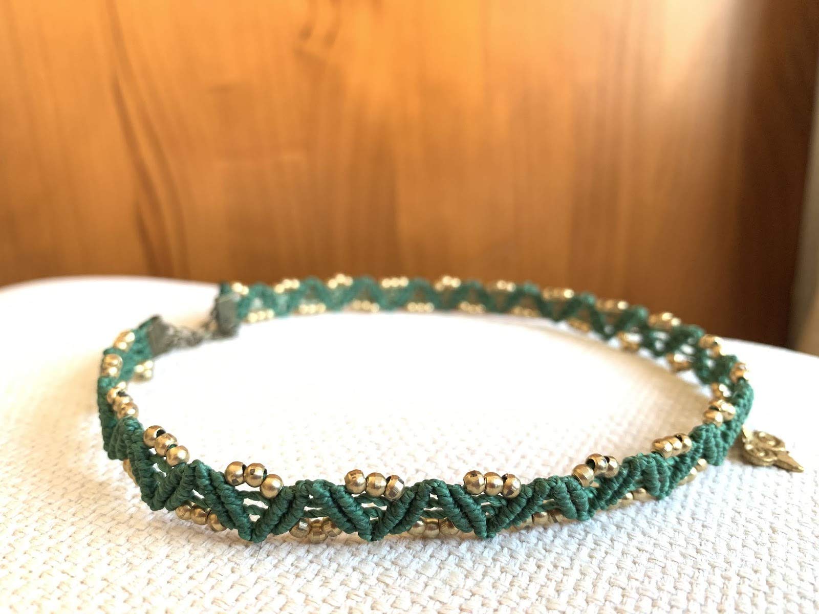 Gargantilla macramé verde hecha a mano con hilo encerado, cuentas de latón y adorno charm Cierre con cadenita para agrandar