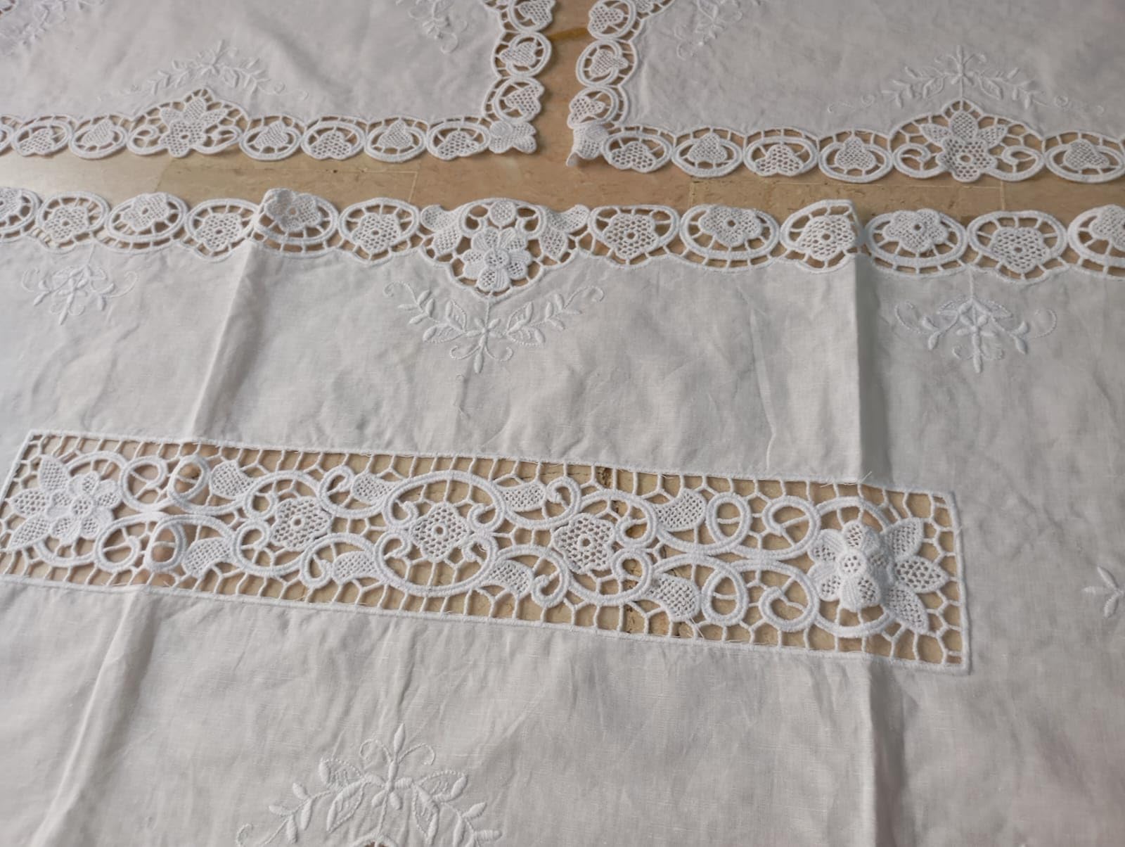 Corredocasa Set Completo Centri 3 Pezzi in Puro Lino Bianco con Ricamo Burano a Mano – Manifattura Italiana – Centro 85x40 cm + 2 Centrini 40x30 cm Adatto a Qualsiasi Ambiente