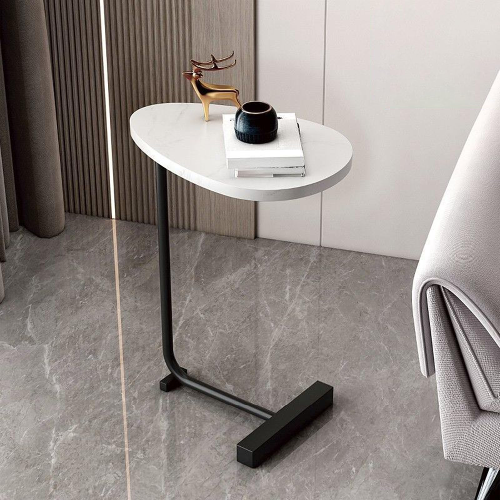 Table en forme de C pour canapé qui résout le manque d'espace de rangement
