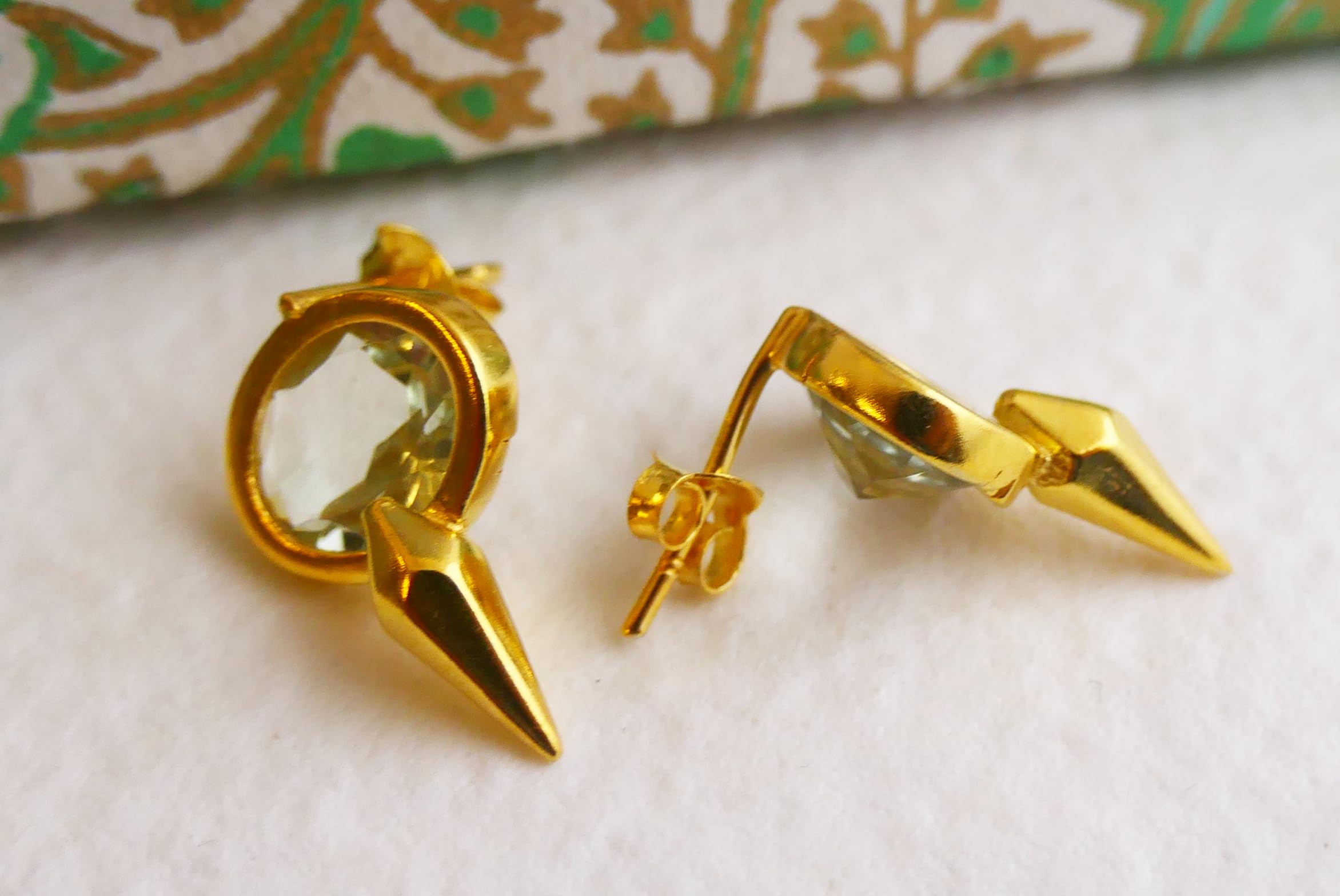 Orecchini a Bottone in Argento 925 Placcato Oro con Ametista Verde - Gioielli Artigianali Moderni da Donna - Design Geometrico Elegante Fatti a Mano in Norvegia