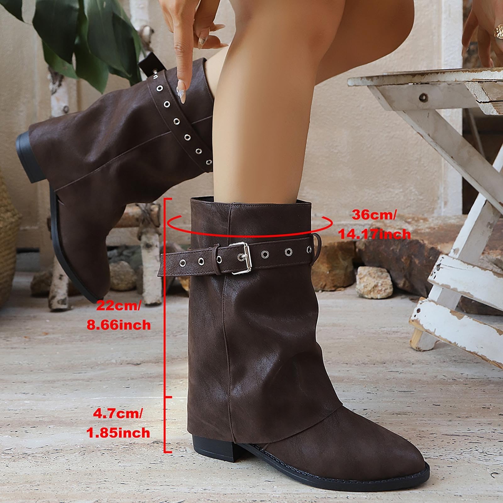 Mittelhohe Stiefeletten mit kurzem Schaft, robustem Absatz und modernem Knöchel-/Oberschenkel-Design für jeden Tag.