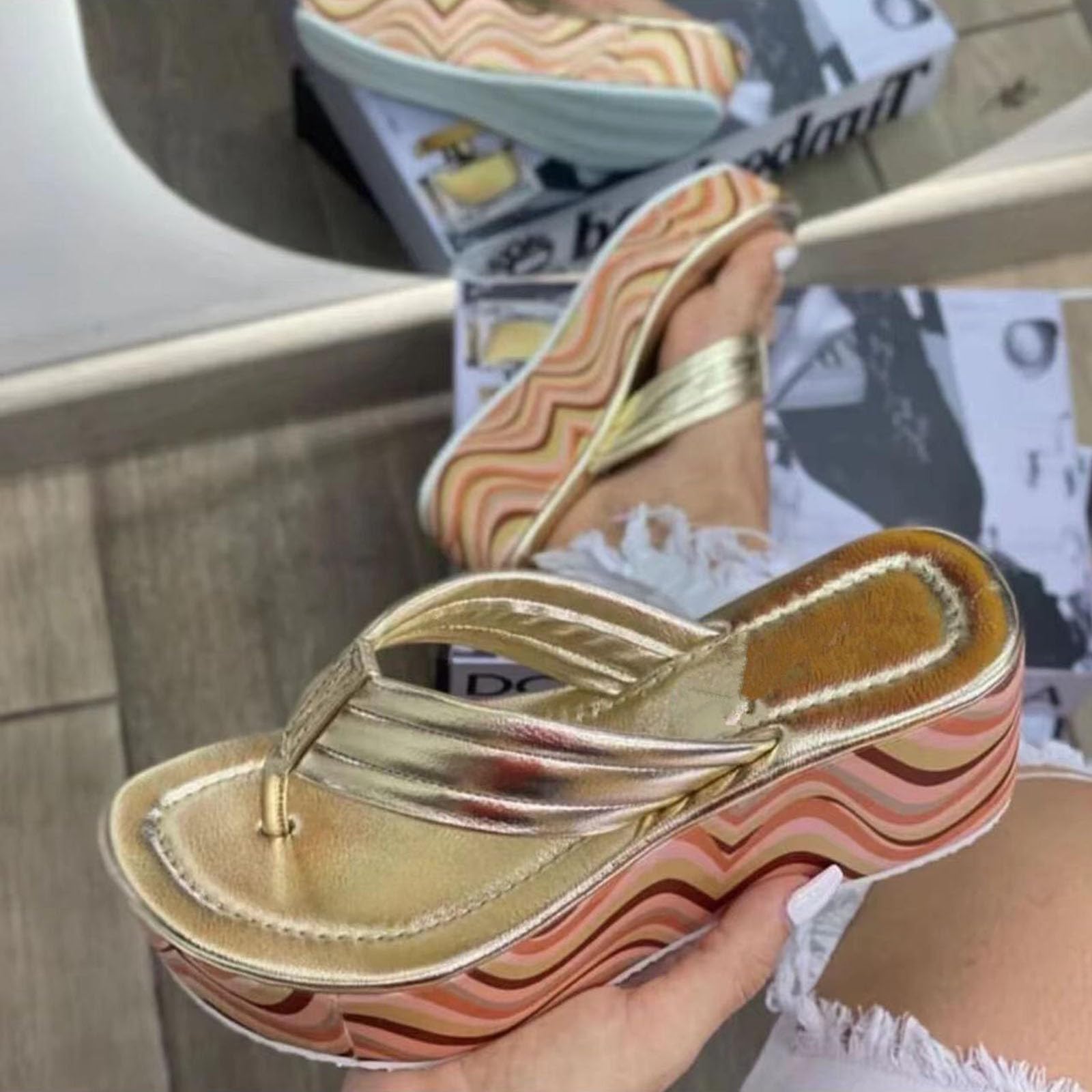 Chanclas grandes de color grueso en espiga con tacón inclinado, sandalias de playa para mujer, Gold, 40 EU
