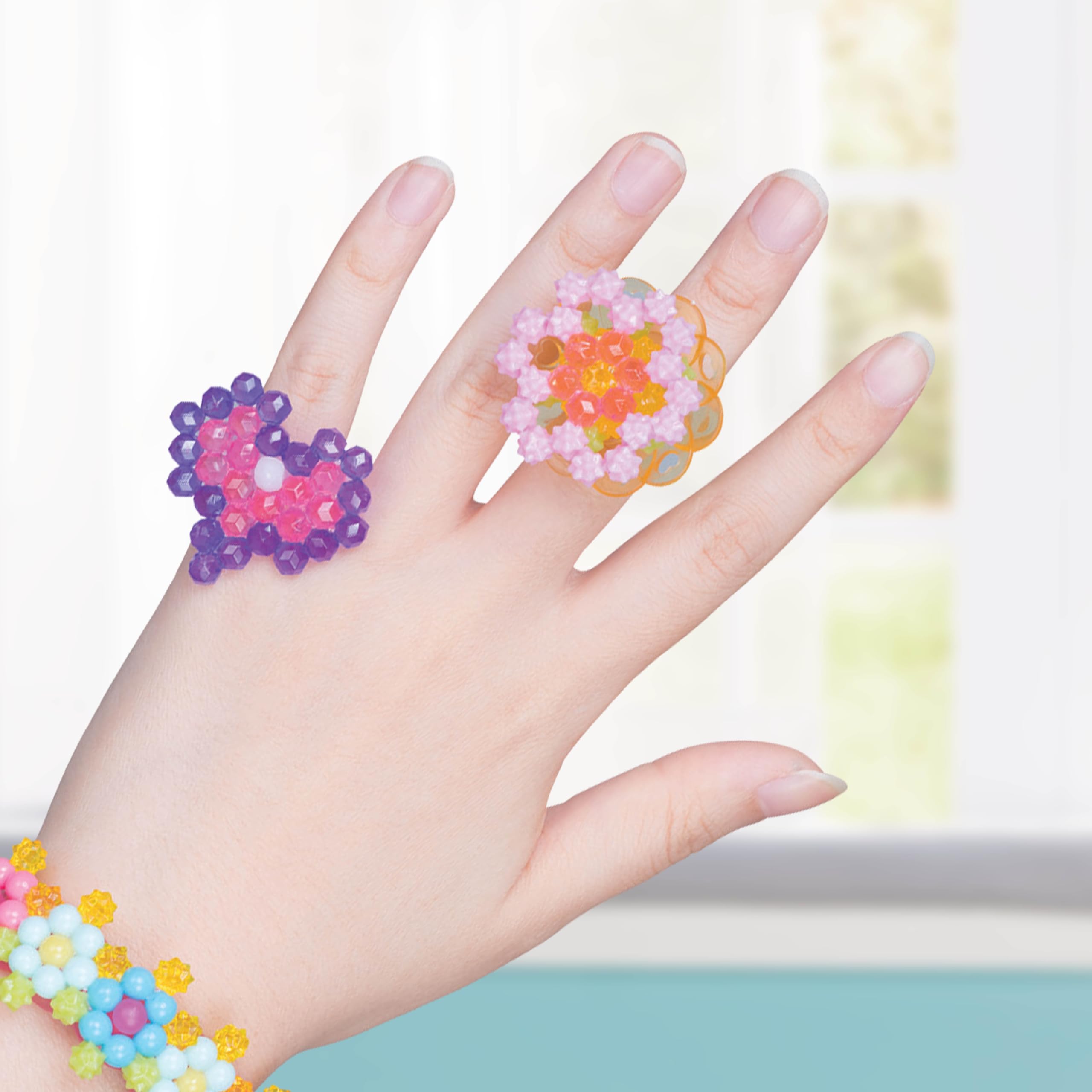 Aquabeads - Mondo da Fata - Kit Completo con Oltre 820 Perline, Accessori Indossabili e Display – Modello 31766
