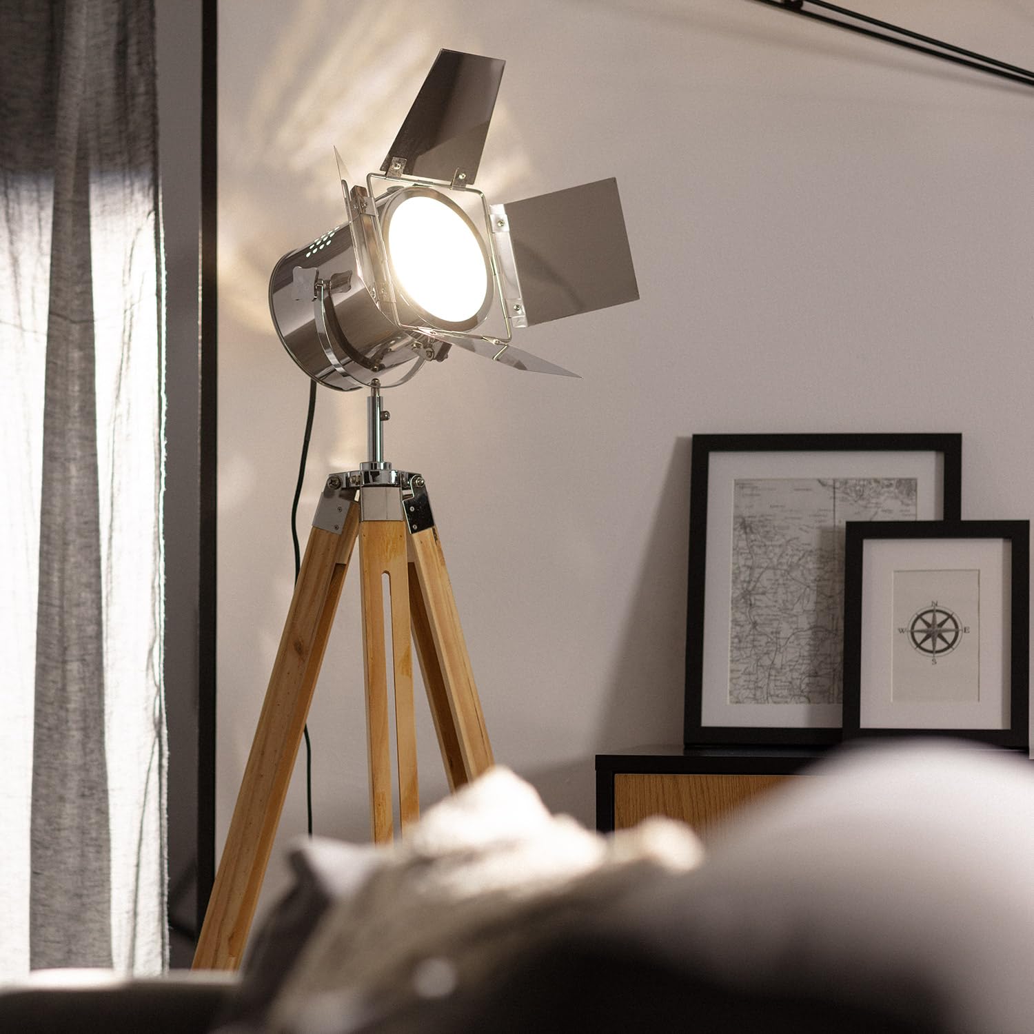 LEDKIA Lámpara de Pie Madera y Metal Bioskop Plateado | Decoración para Salón y Dormitorio | Base de Madera | Pantalla de Metal | Soporte 40W E27 | Protección IP20