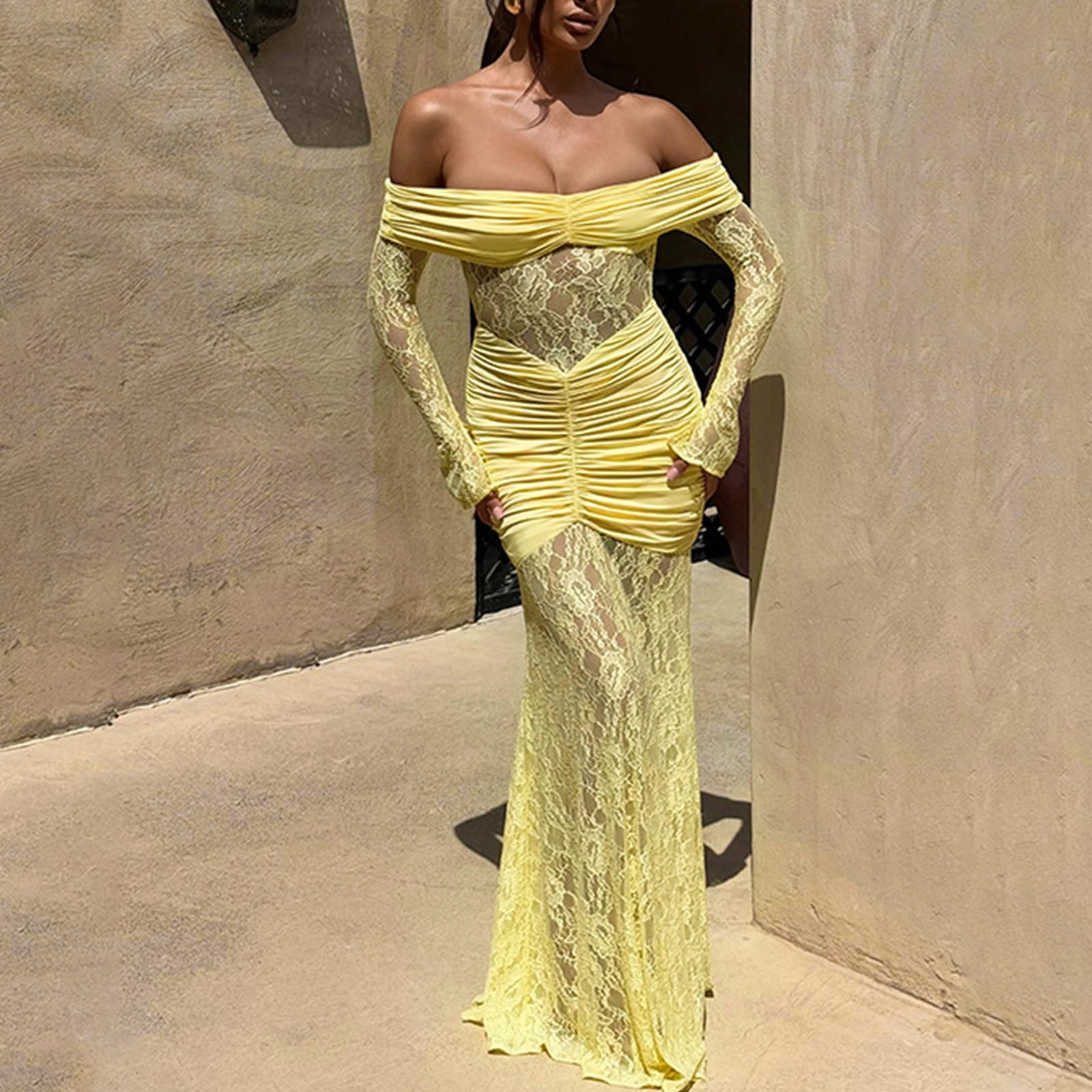 Robe Sirène en Dentelle Jaune, Épaules Dénudées, Taille Froncée, Ourlet en Dentelle Transparente, Idéale pour Les Dîners et Les Soirées