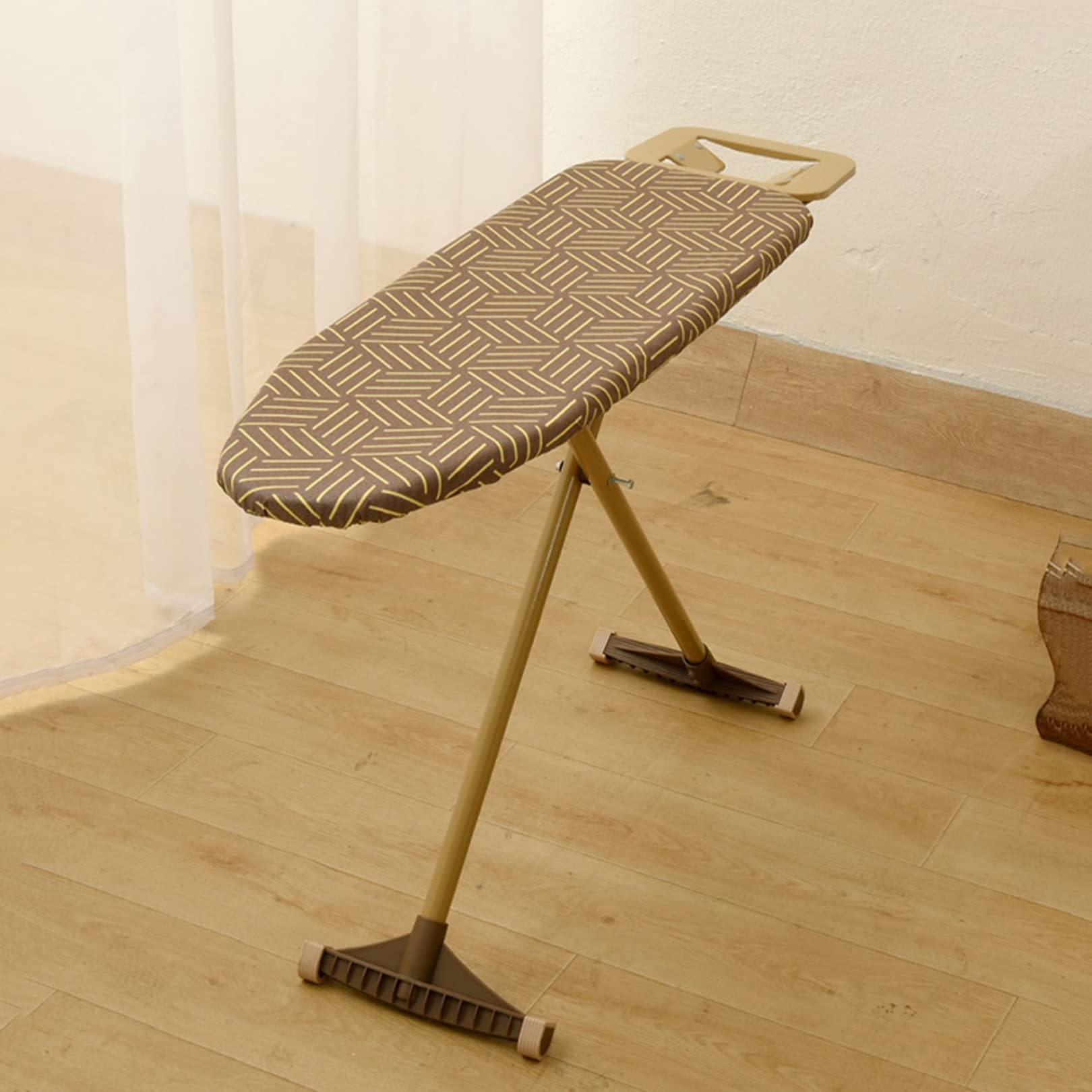 Golden Frame Bügelbrett, höhenverstellbares T-Bein, faltbares Design, Dampfbügeleisenablage, Baumwollbezug mit dickem Polster für bequemes Bügeln, ideal für Hauswäsche oder Schlafsäle