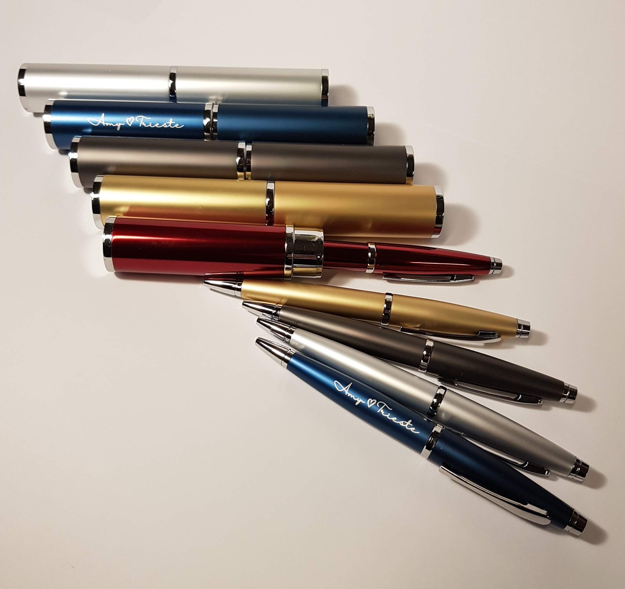 Penna a sfera con custodia cilindrica inclusa, PERSONALIZZABILI con INCISIONE. Disponibile in vari COLORI. Ideale per REGALI aziendali, di laurea, compleanno, natale, occasioni varie. (Blu)