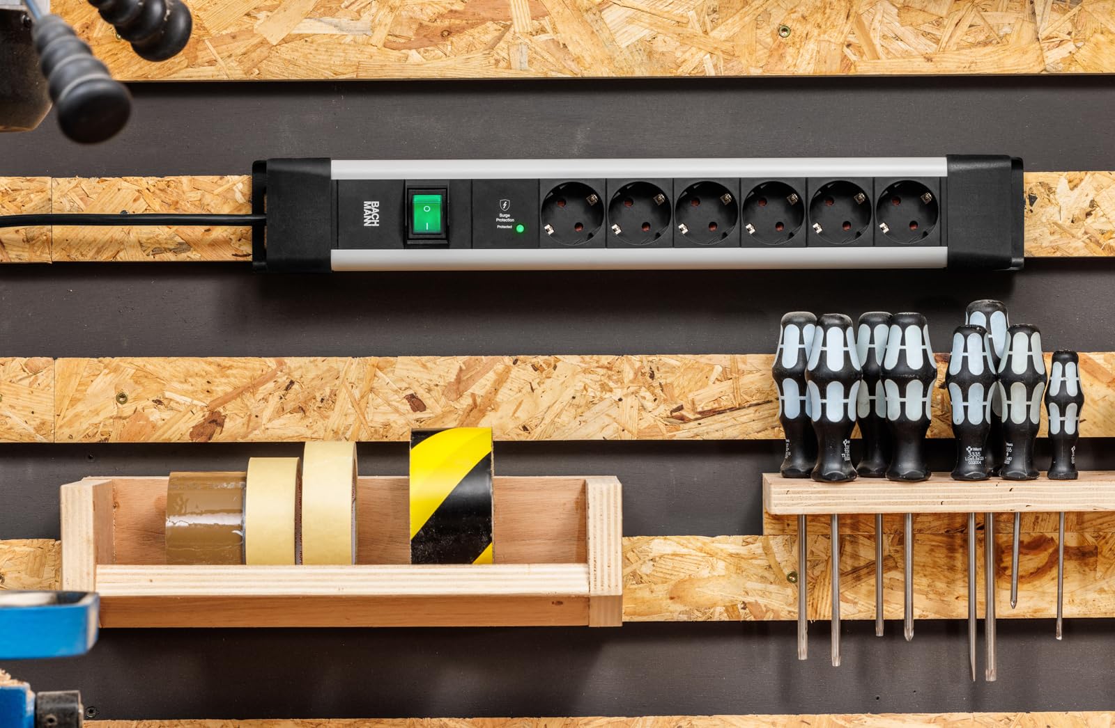 BACHMANN CONNECTUS 6-Fach Steckdosenleiste (Robuste Mehrfachsteckdose mit Schalter, Überspannungsschutz Plus und 2m Kabel) Grau, Schwarz