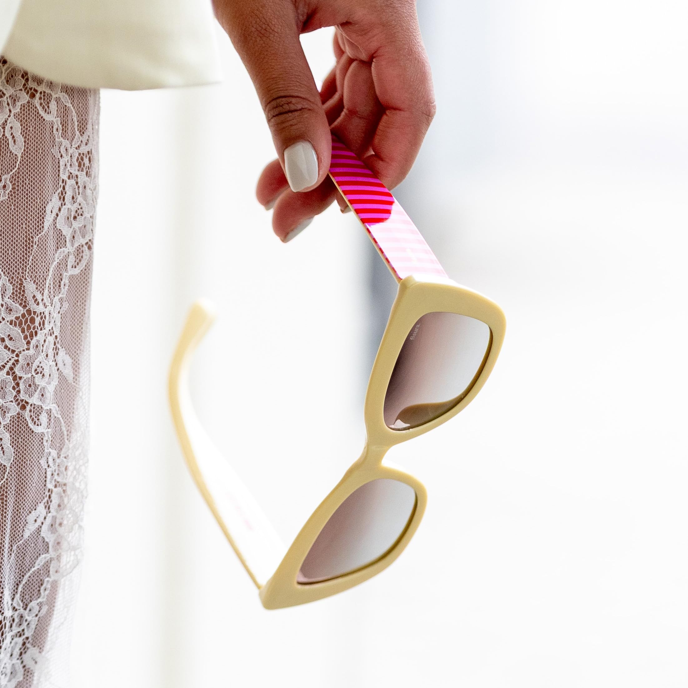 Fisura – Oryginalne damskie okulary przeciwsłoneczne "born to be cute”. Polaryzacyjne okulary dla kobiet z etui ochronnym, ściereczką do czyszczenia i metalowym pudełkiem na przechowywanie.