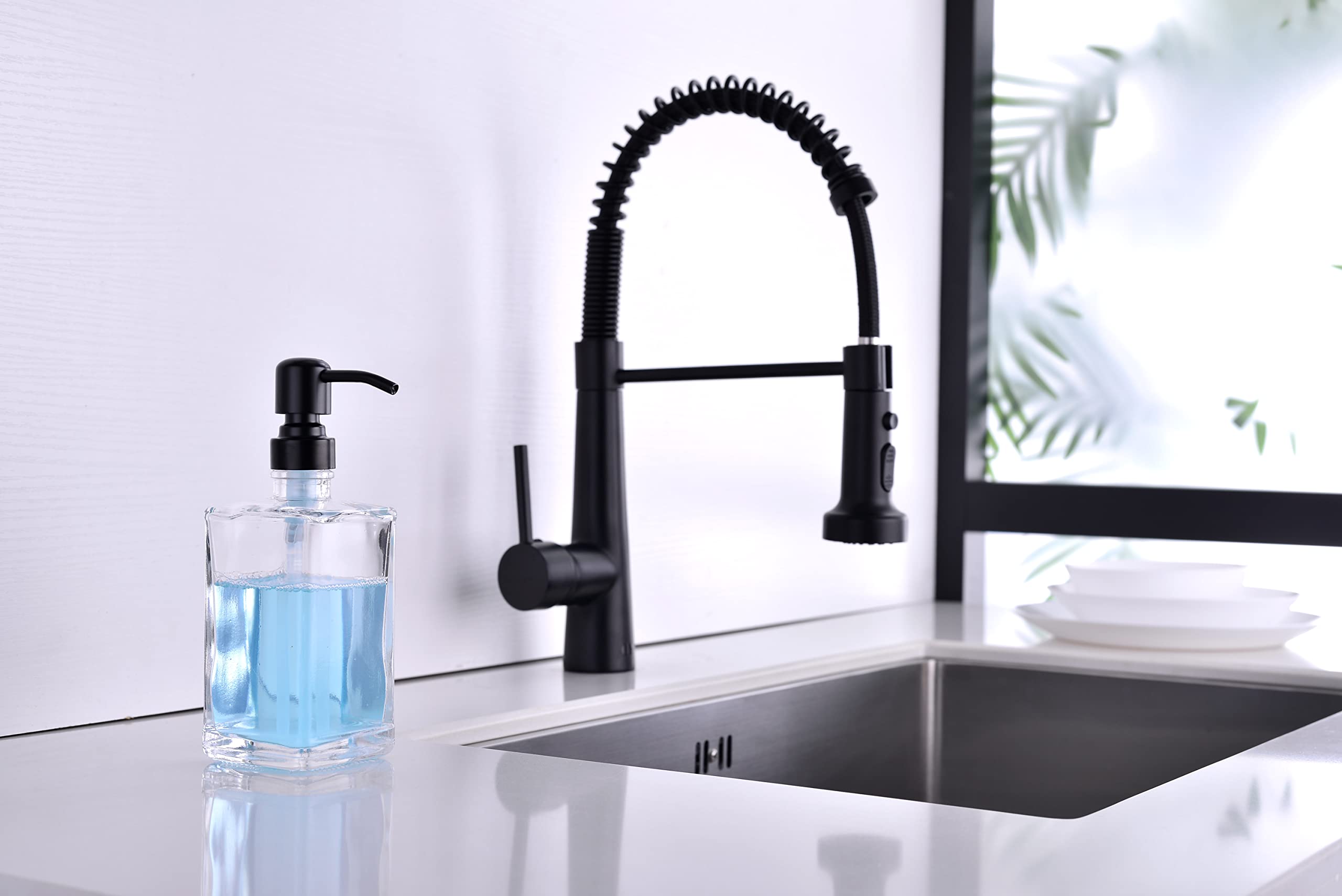 Juego de dispensador de jabón de vidrio con cesta de almacenamiento de metal, bomba de acero inoxidable y botella dispensadora de jabón de vidrio cuadrado transparente, 2 dispensadores de jabón de