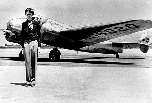 Posterazzi Amelia Earhart by an Airplane - Impresión fotográfica (10 x 8)