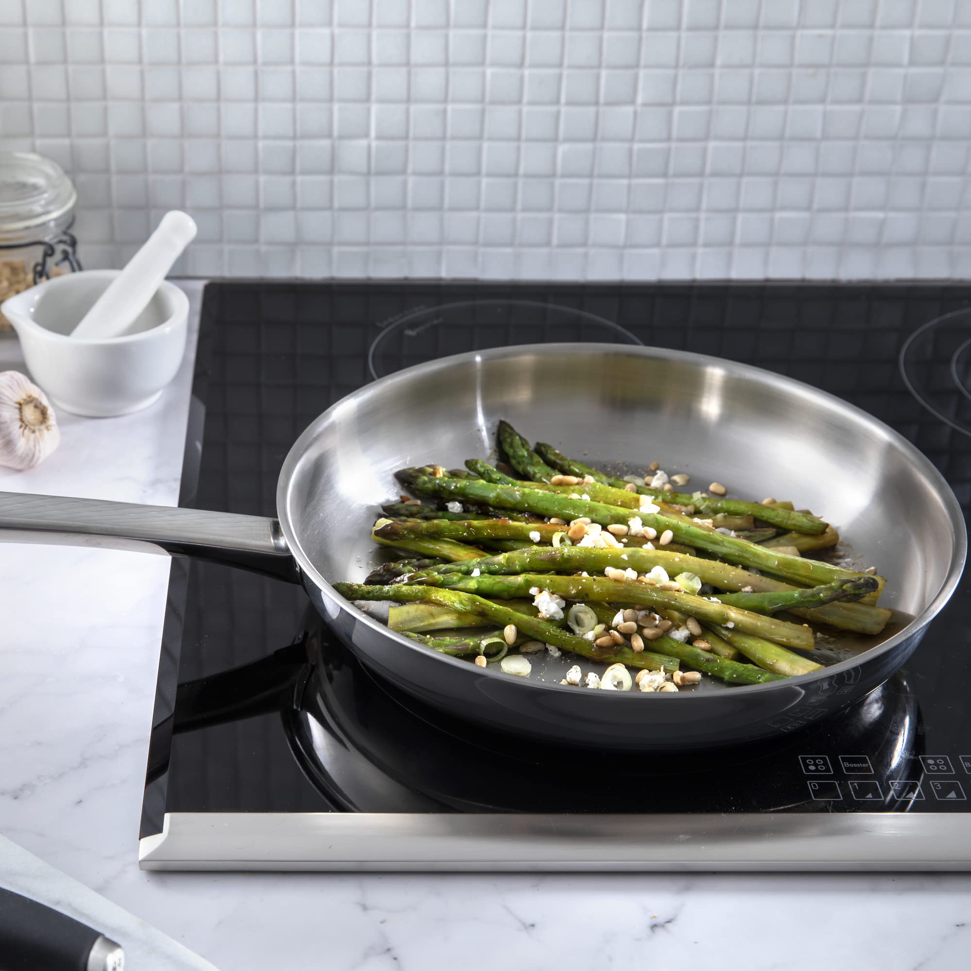 BK Bright Poêle à Frire en Acier Inox de 24 cm, Extérieur Poli, Poignée Stay Cool, Cuisson Professionnelle, Induction, Va au Four jusqu'à 230°C, Ustensiles en Métal, Lavable au Lave-Vaisselle, Argent
