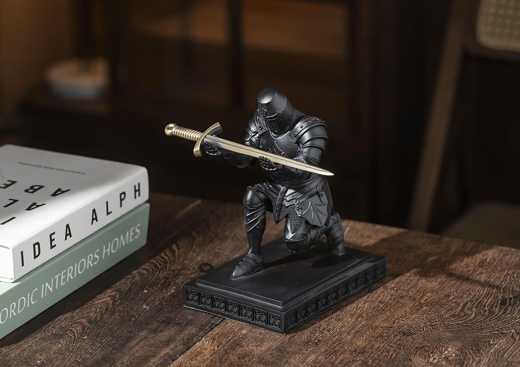 Templar Vanguard Soldat Stiftehalter Bleistiftständer Schreibtisch-Organizer und Zubehör als Geschenk für Mittelalter-Krieger-Enthusiasten (Schwarz)