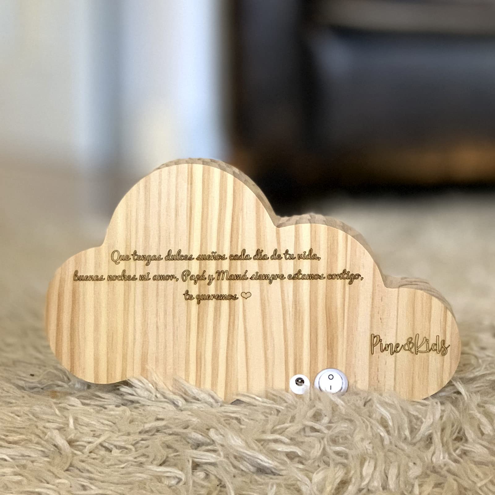 [ PINE & KIDS ] Lámpara nube infantil personalizada con fondo de estrellas. Lámpara quitamiedos con nombre en madera para niños y bebés. Incluye adaptador de corriente.