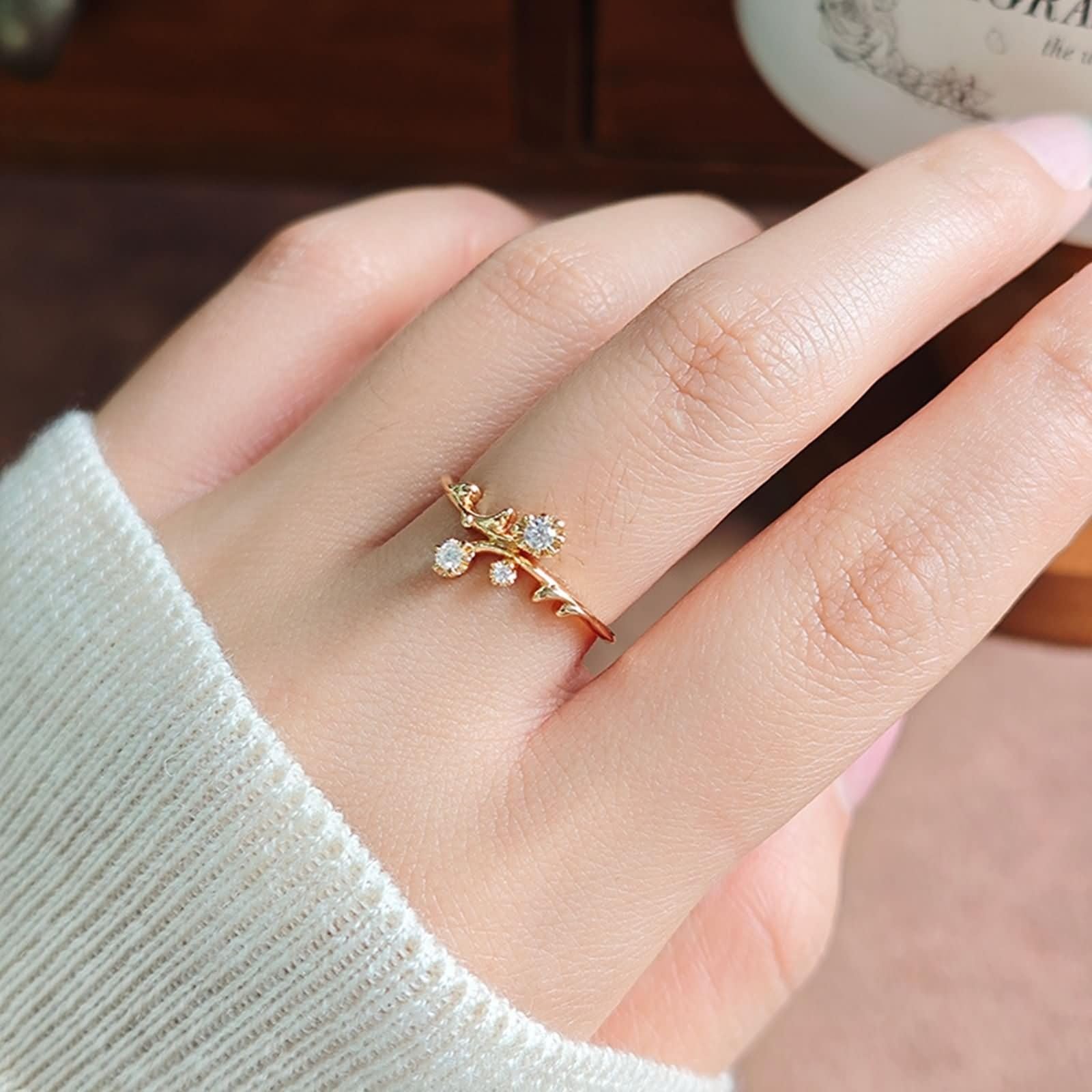 Anillo solitario dorado Au 375/585/750 con moissanita