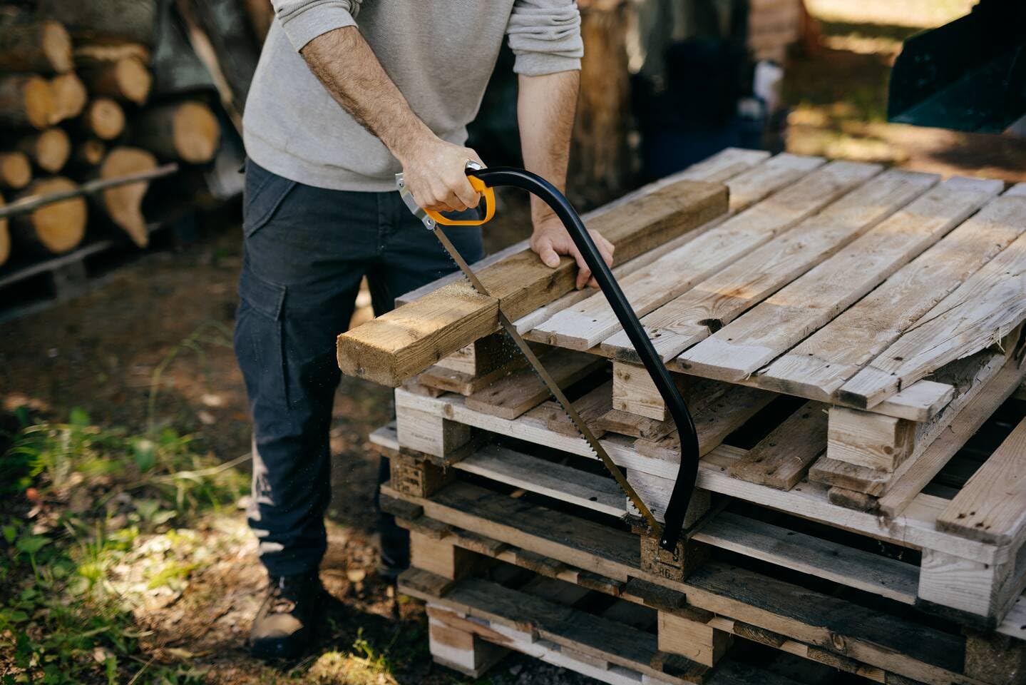Fiskars Sierra de arco para madera verde, Cuchilla fija, Longitud: 70 cm (24"), Incluye protección de plástico para la cuchilla, Acero, Negro/Naranja, SW31, 1000615