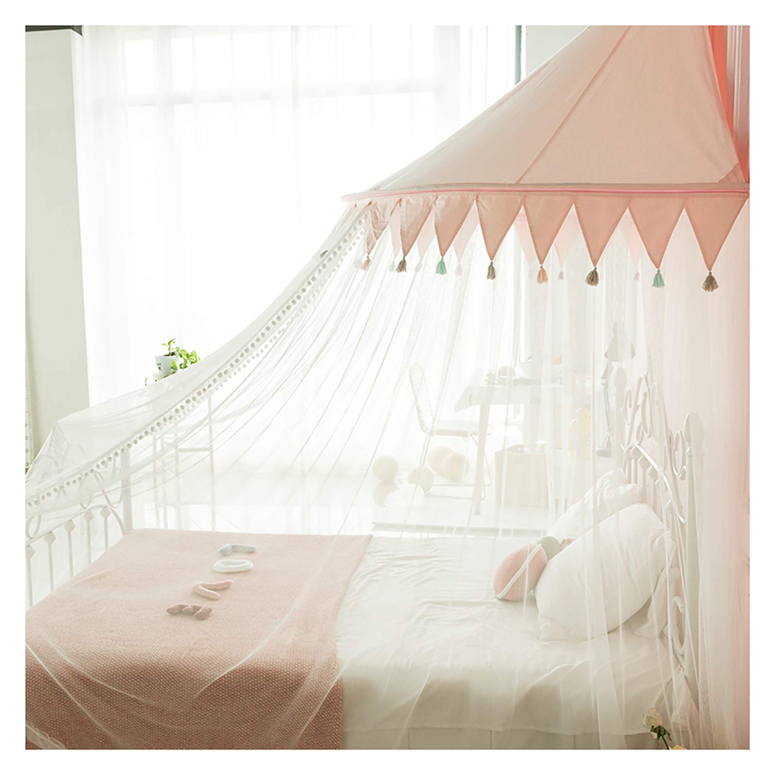 Rideaux de lit baldaquin rose pour créer un coin lecture dans une chambre