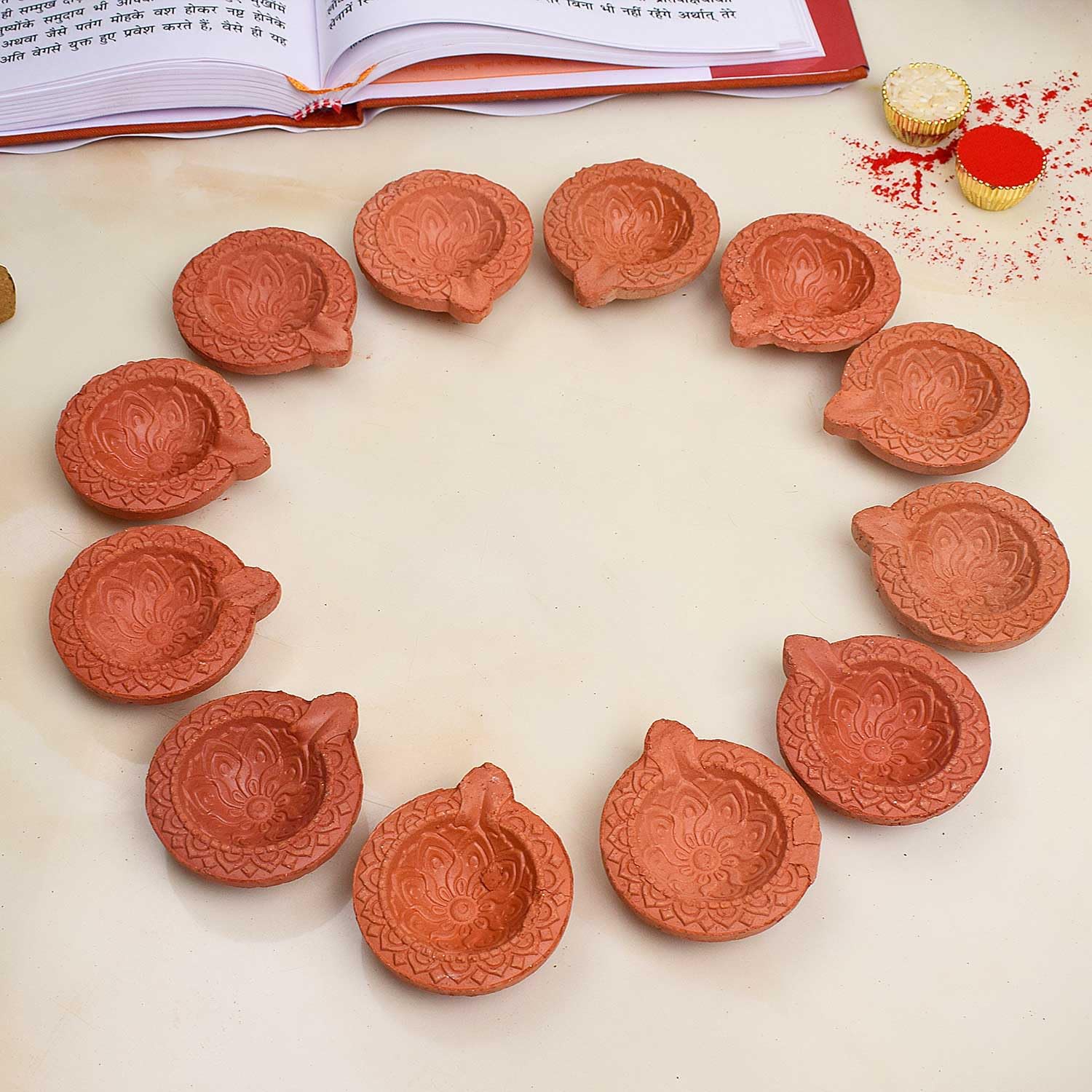 Zestaw 12 szt. Diwali prezent / dekoracje Diwali Clay Diya. Ręcznie wykonana naturalna lampa z oleju glinianego/'Welcome Traditional Diyas' z bawełną odprowadza Batti. Lampa Diwali Earthen Lampa. Lampa olejowa 12 szt. Zestaw prezentów Diwali / Dekoracje D