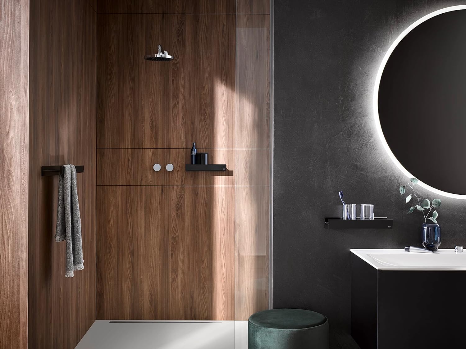 emco Aura Relingsystem zur Wandmontage I Ablagefläche mit 2 Kristallgläsern I Glashalter aus Aluminium für den Waschtisch, schwarz matt und klar