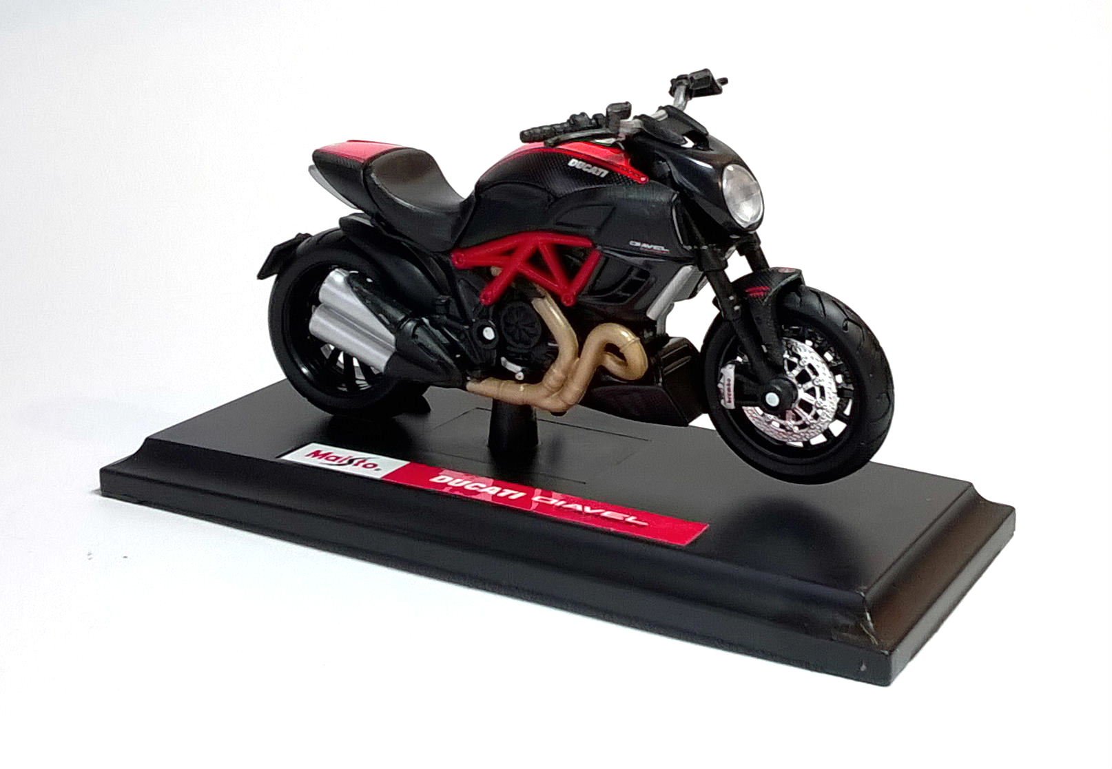 Maisto 1:12 Scale Ducati Diavel Carbon Model Motorbike Maisto 20