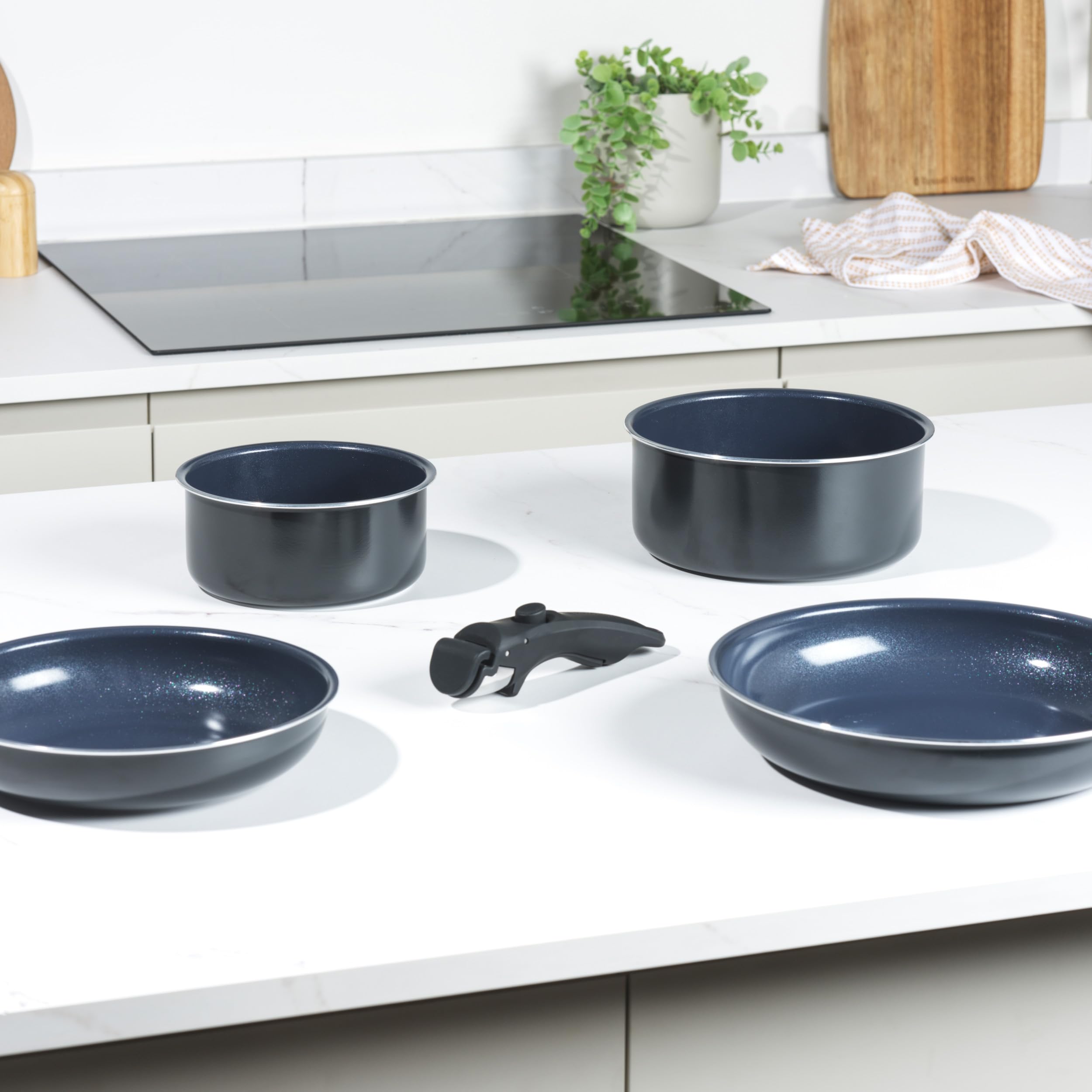 Russell Hobbs RH03319EU7 Smart Clip - Set di 5 padelle e padelle antiaderenti in ceramica con manico staccabile, design impilabile, senza PFA, adatta al forno a induzione, blu marino