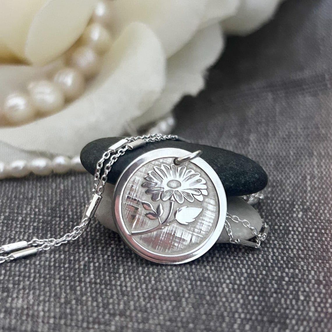 Collar con colgante de moneda con grabado de flor de 24 mm con cadena tipo cable de 45 cm | Plata de ley 925 | Joyería de regalo unisex | WW_PNDN_2119