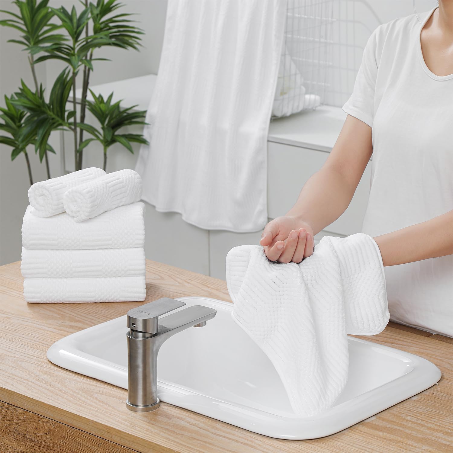 Ferdilan 8 Piece Extra Large Bath Towels Set,2 Oversized 35"x70" Bath Towel Sheets,2 Hand Towels and 4 Washcloths 600 GSM Highly Absorbent Quick Dry Towels Set for Bathroom Hotel White