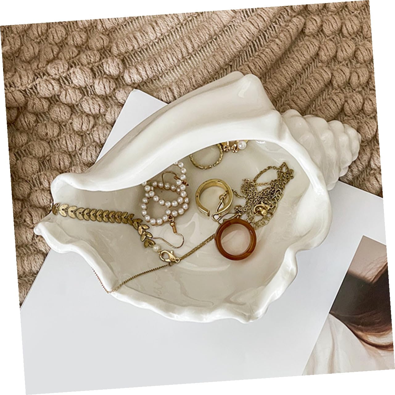 Keramik Schmuckschale Muschelform Dekoratives Schmucktablett Multifunktionales Aufbewahrungs Dekotablett für Schmuck Schlüssel und Ohrringe Weißes Conch Design für Wohnzimmer und