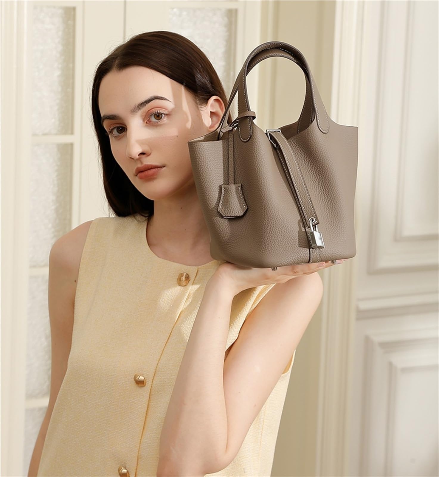 Bolso tipo bombonera de grano de litchi Bolso mini de cuero granulado