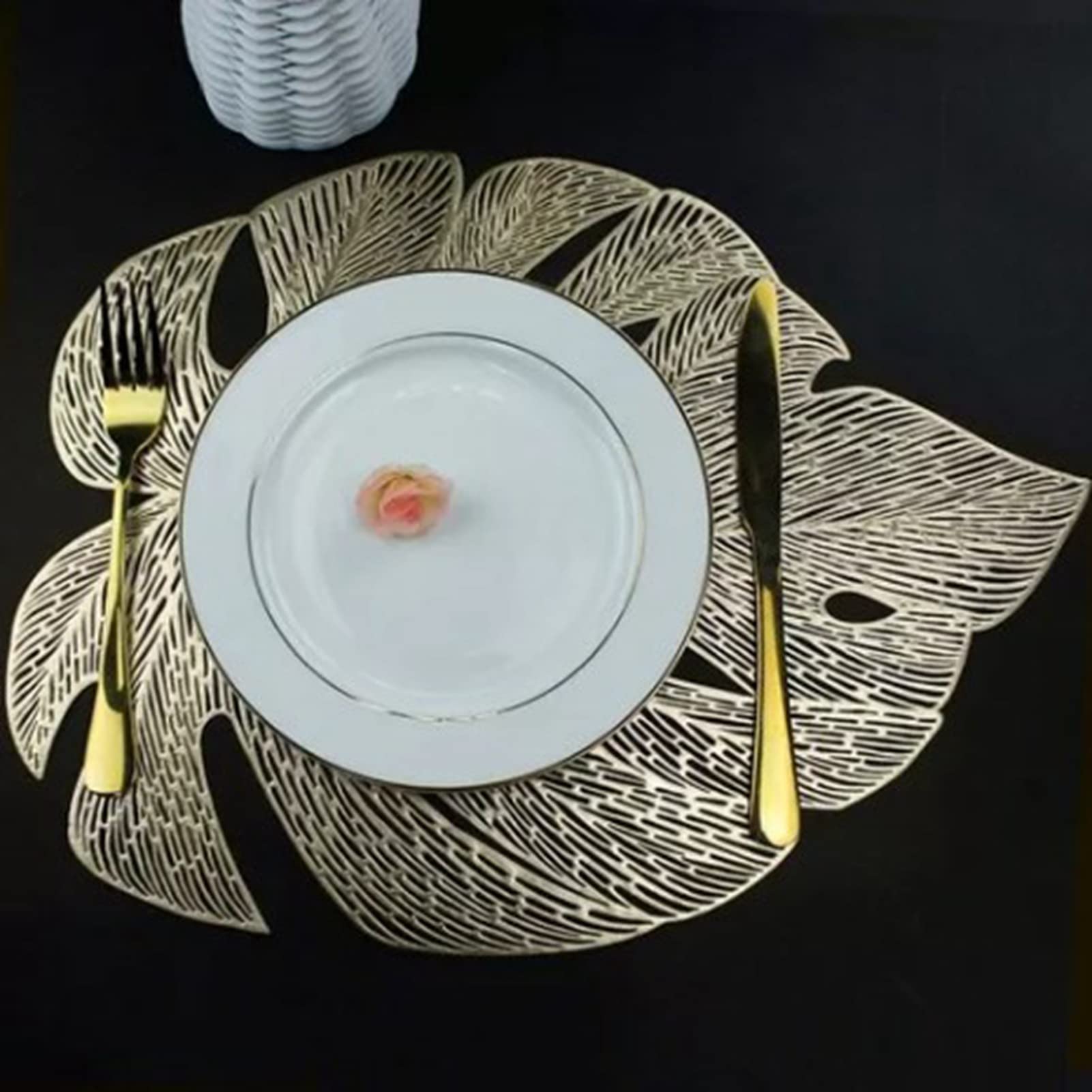 Sets de table isolants en PVC pressé effet feuille de palmier ciselée
