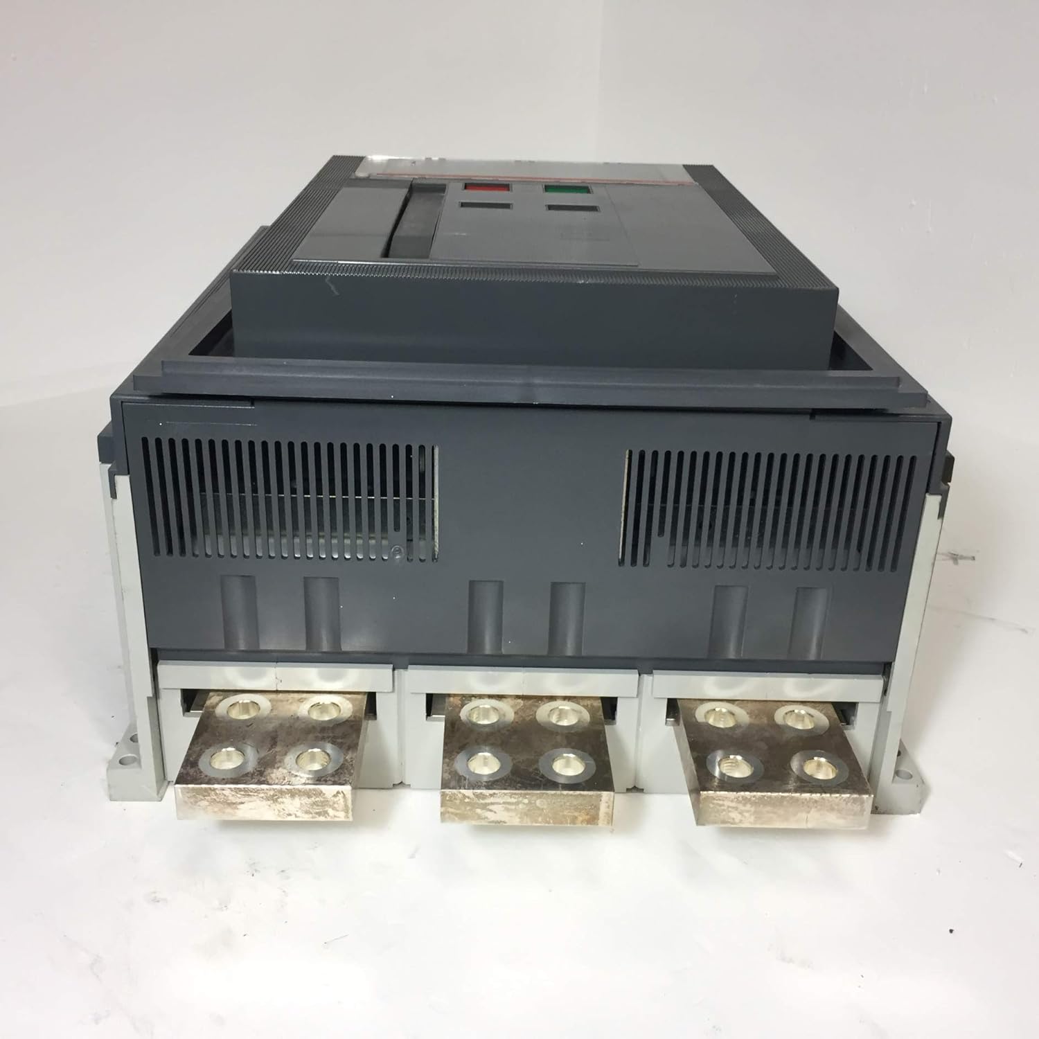 താഴെ view of ABB SACE T8V-D 3000A Molded Case Switch showing lower connection terminals