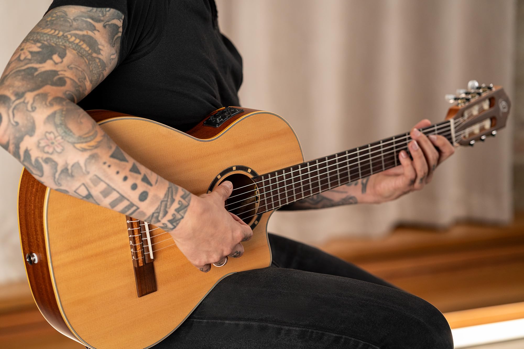 Ortega Guitars Family Series 3/4 E-Akustik Konzertgitarre - Fichte Natur | Nylonsaitengitarre, Slim Neck, Fichtendecke & Thinline Mahagoni-Korpus Satin-Finish, inkl. Pro-Gigbag, RCE125SN-3/4