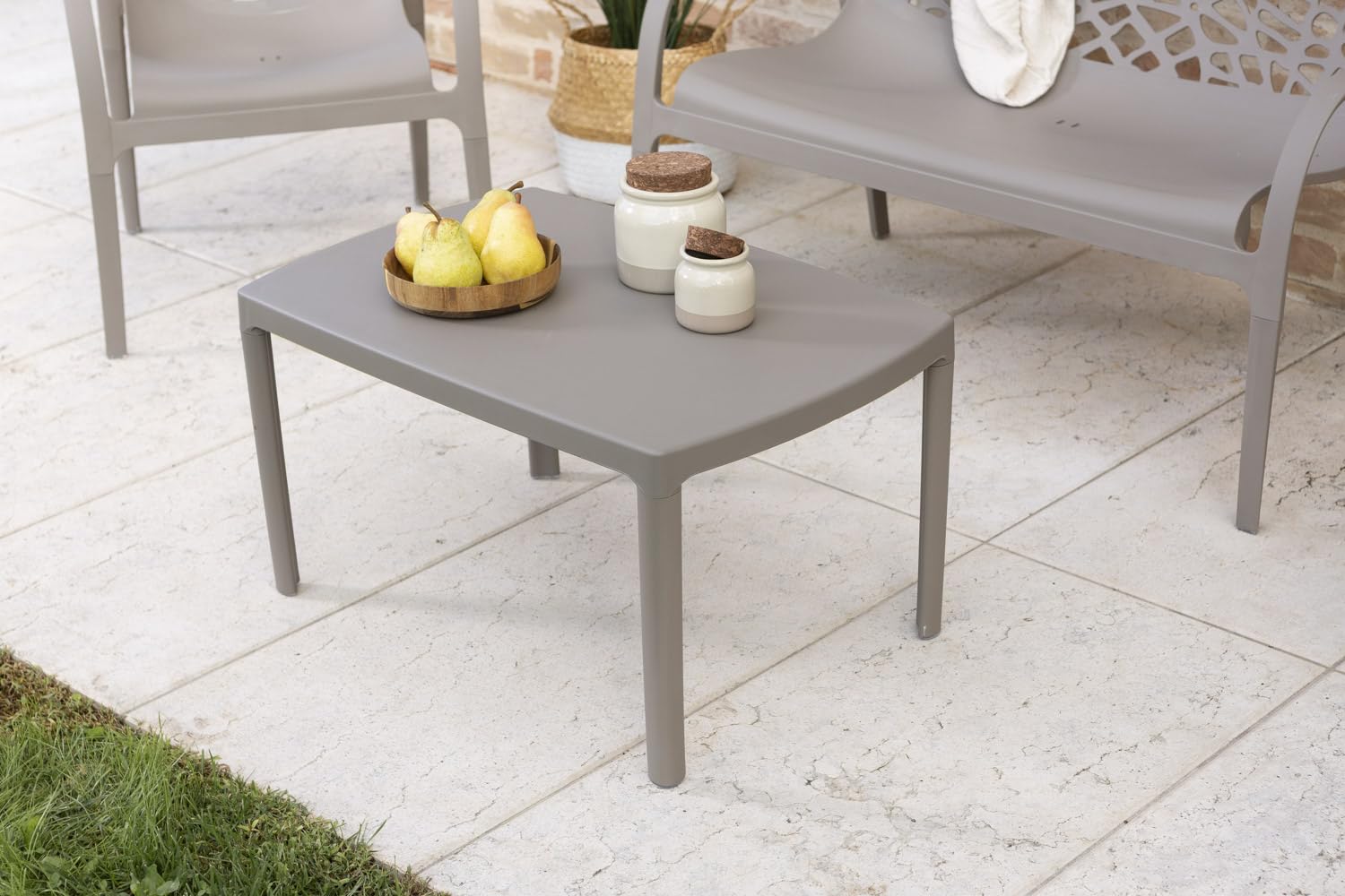 Set / Salón de jardín y exterior en polipropileno con fibra de vidrio de 4 plazas, Sofá de dos plazas, 2 Sillones y Mesita, apilable, impermeable, diseño moderno - Set Maratea (Tortora)