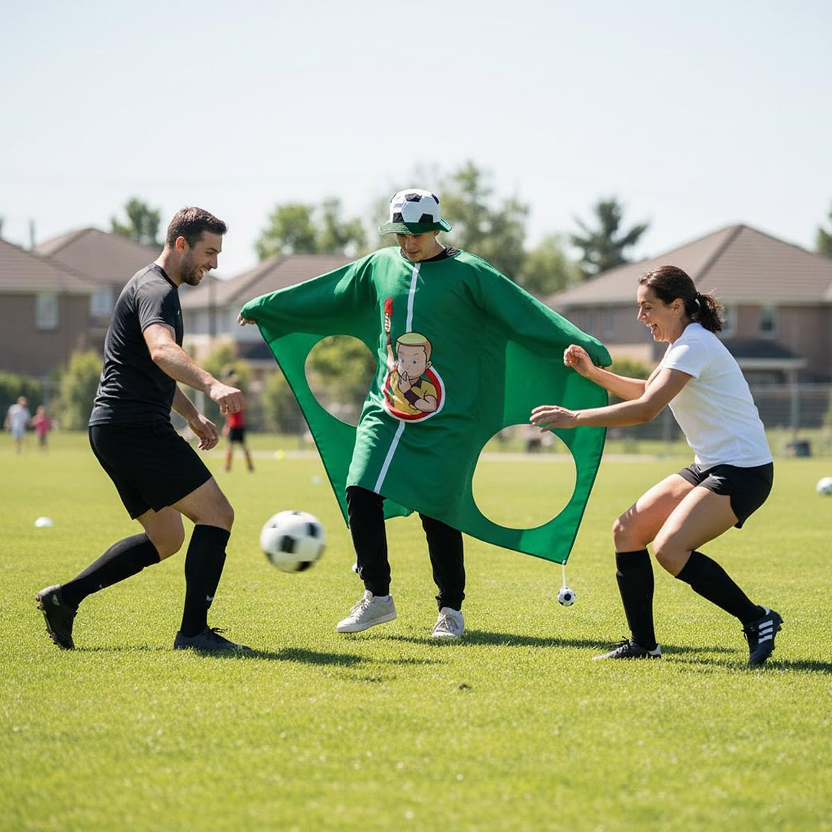 CoolChange Torwand Kostüm mit Fußball Hut | Lustiges Party Verkleidung | Torwandschießen Umhang