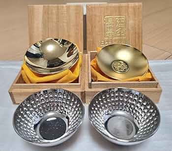 伝統的な日本の陶器杯、金杯 伝統的な日本の陶器杯、金杯