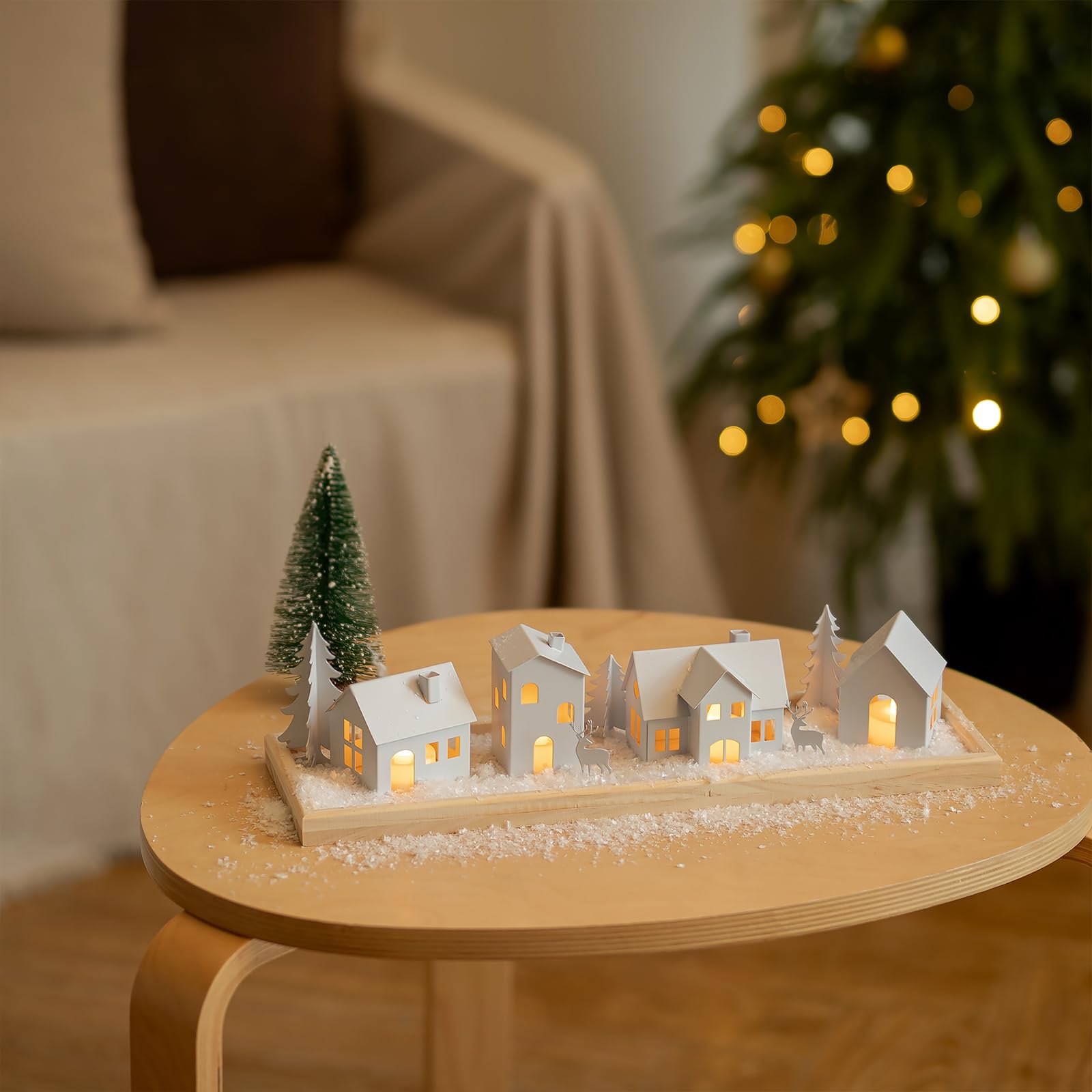 Sziqiqi Christmas Village Decorazione Natalizia: 4 Portacandele a Casa in Metallo con 4 Candele LED - Set Scenario Invernale con Vassoio in Legno per Decorazione Casa Regalo