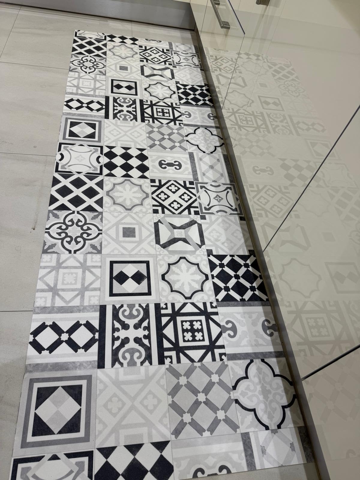 Tappeto Vinilico Vedra Cucina ed Esterno - Disegno Geometrico Piastrelle Grigio - Tappeto PVC Antiscivolo per Terrazza e Giardino - Resistente (65 x 300 cm)