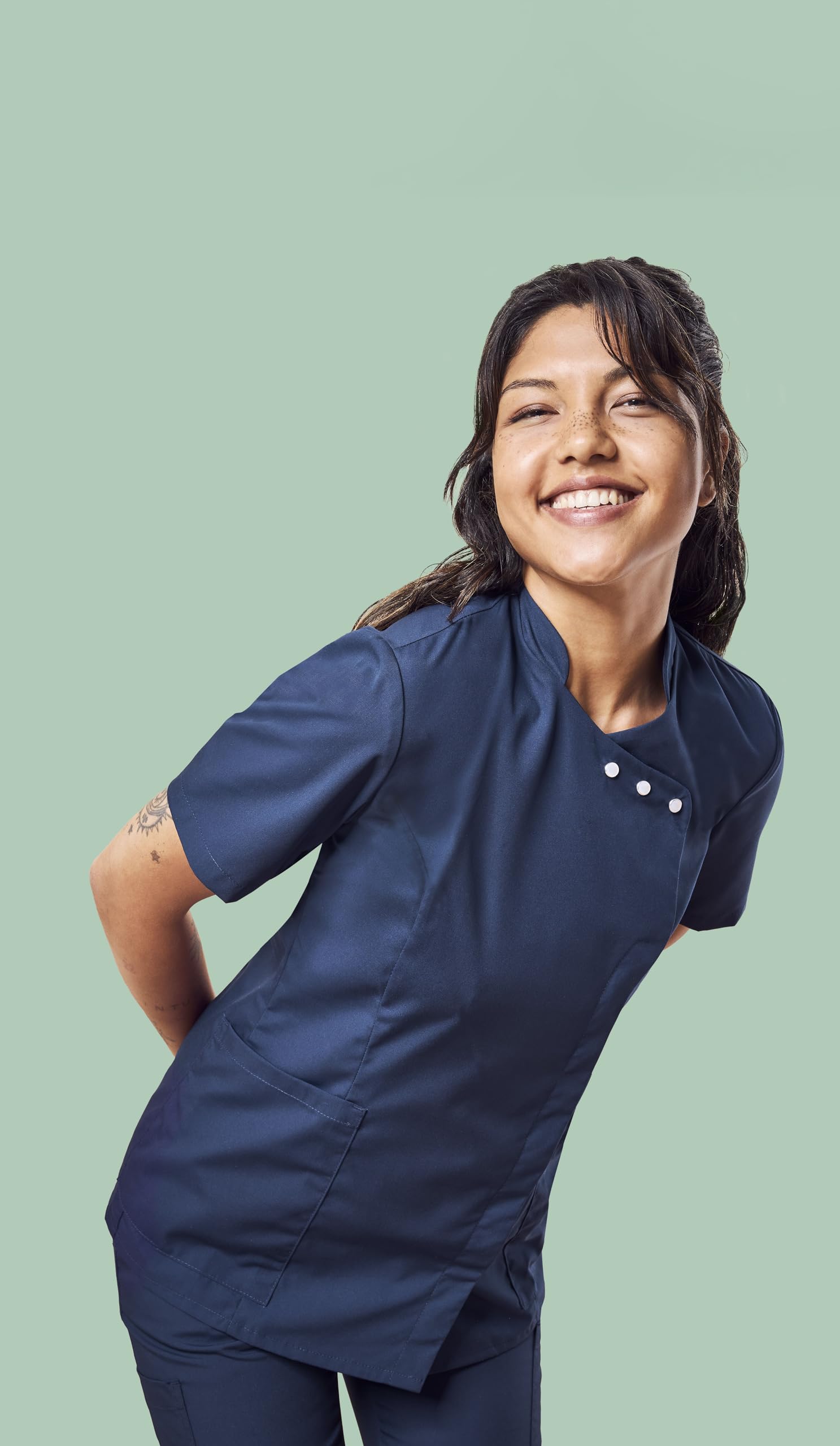 GREIFF Care 5110 Kasack Damen – Kurzarm mit Stehkragen – Asymmetrische Perlmutt Druckknopfleiste – 2 aufgesetzte Taschen inkl. Keyloop – Regular Fit - Ideal für Medizin und Pflege