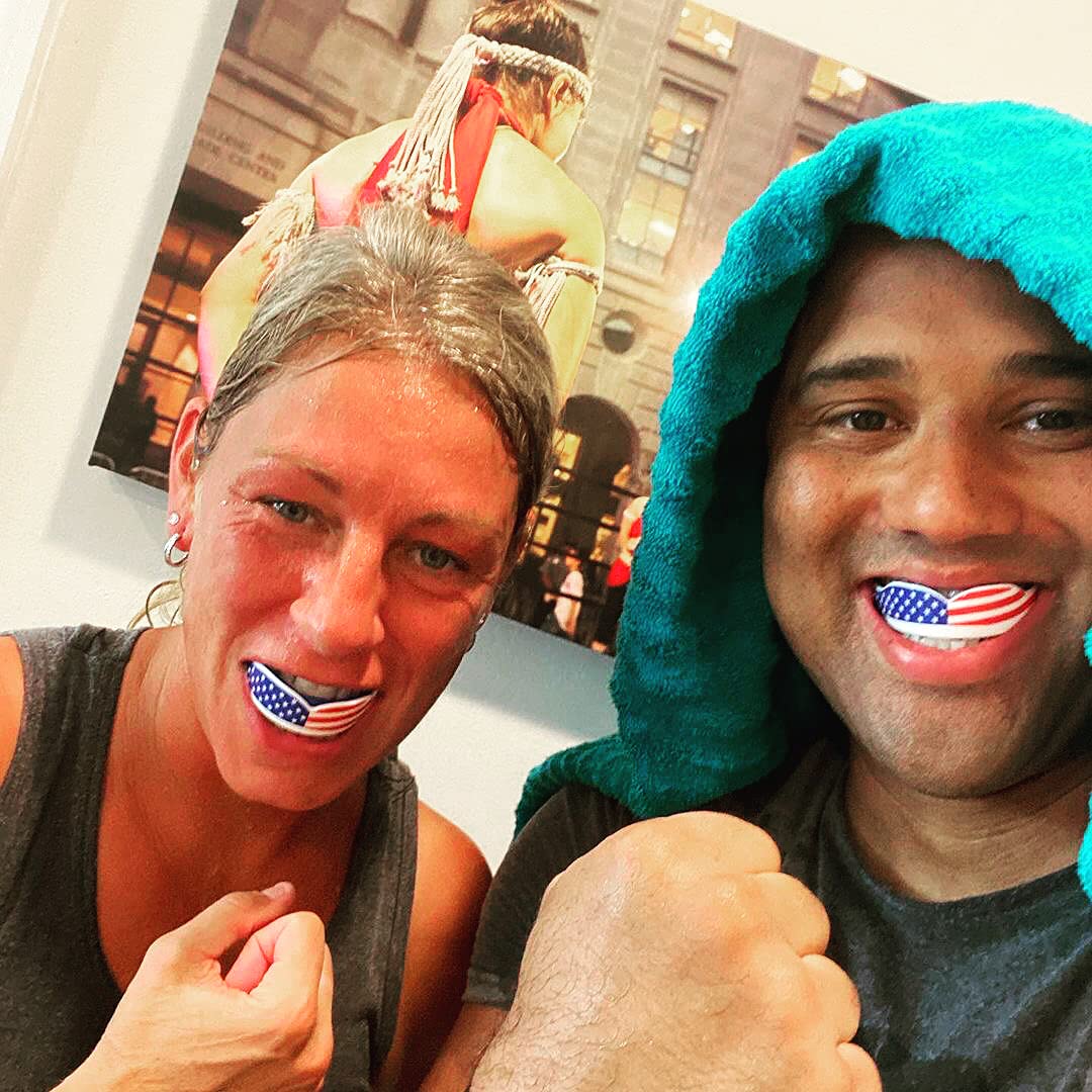 Oral Mart USA Flag paradenti per adulti - sport bandiera americana gioventù boccaglio per bandiera calcio, (età 12 & Up) Americano