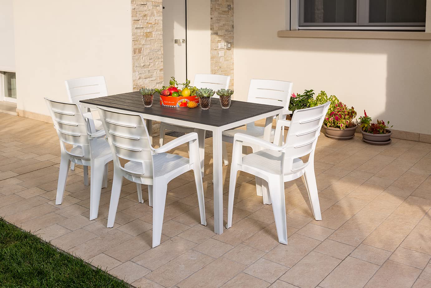 SIEDITI FUORI E DENTRO Tavolo rettangolare da esterno 156x78 cm, tavolo da giardino in acciaio verniciato e doghe in polietilene effetto legno (Bianco/Ardesia)