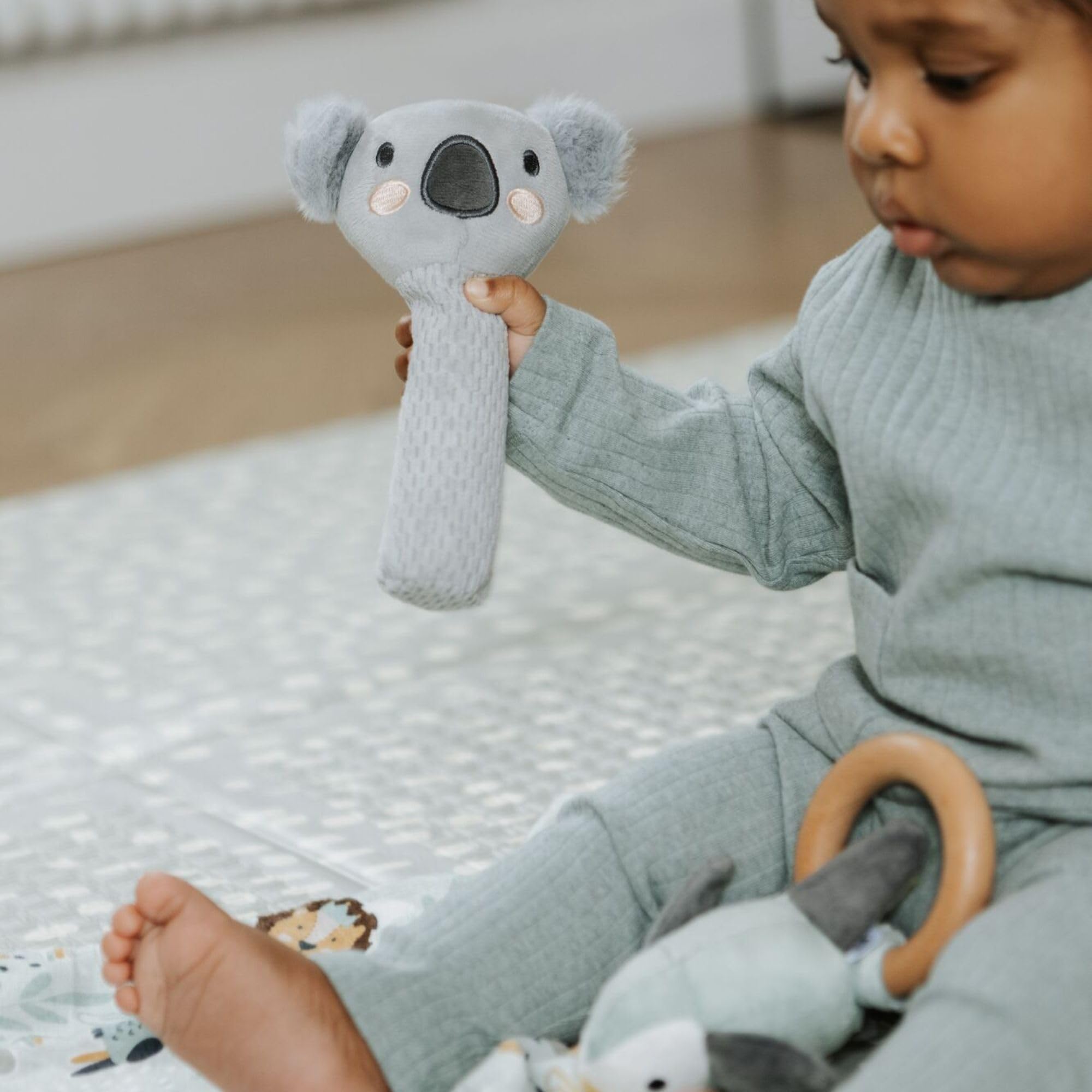 Nuby Juego de regalo para bebé Nuby - Set de Regalo para Bebés Animal Adventures - Set de Recuerdos de 3 Piezas - Peluche, Sonajero y Mordedor - Incluye Empaque de Regalo - Apto desde el Nacimiento