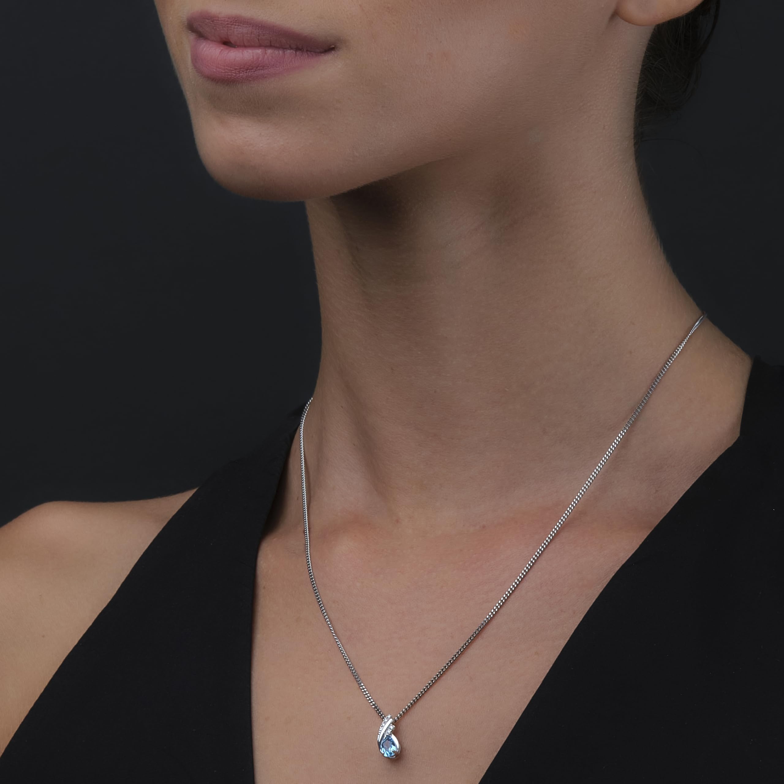 Miore Collana con Pendente da Donna in Oro Bianco 9K con Topazio Blu e Diamanti, Taglio Brillante, 45 cm